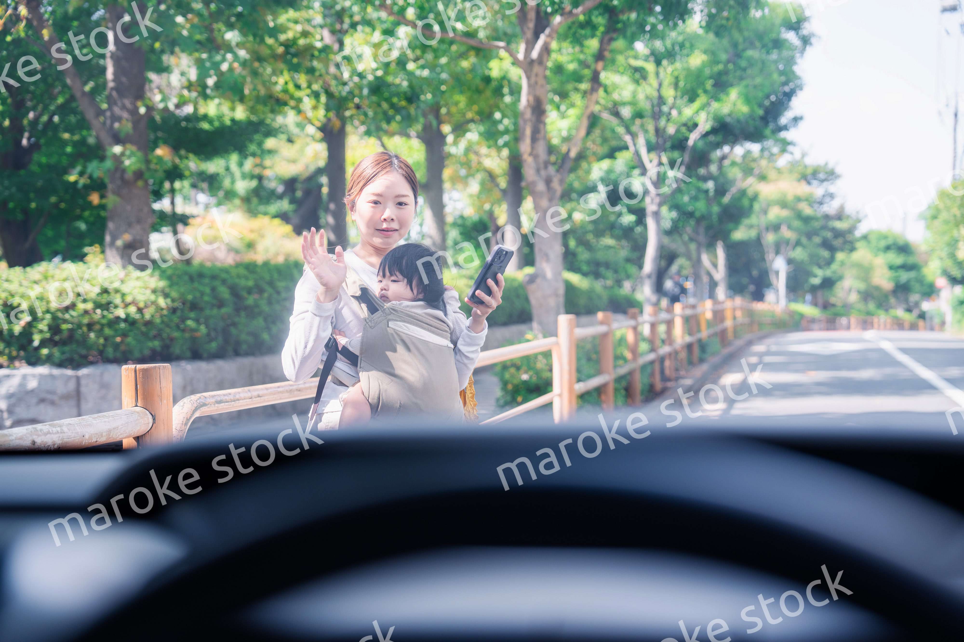 車と衝突しそうになる抱っこ紐をつけた女性