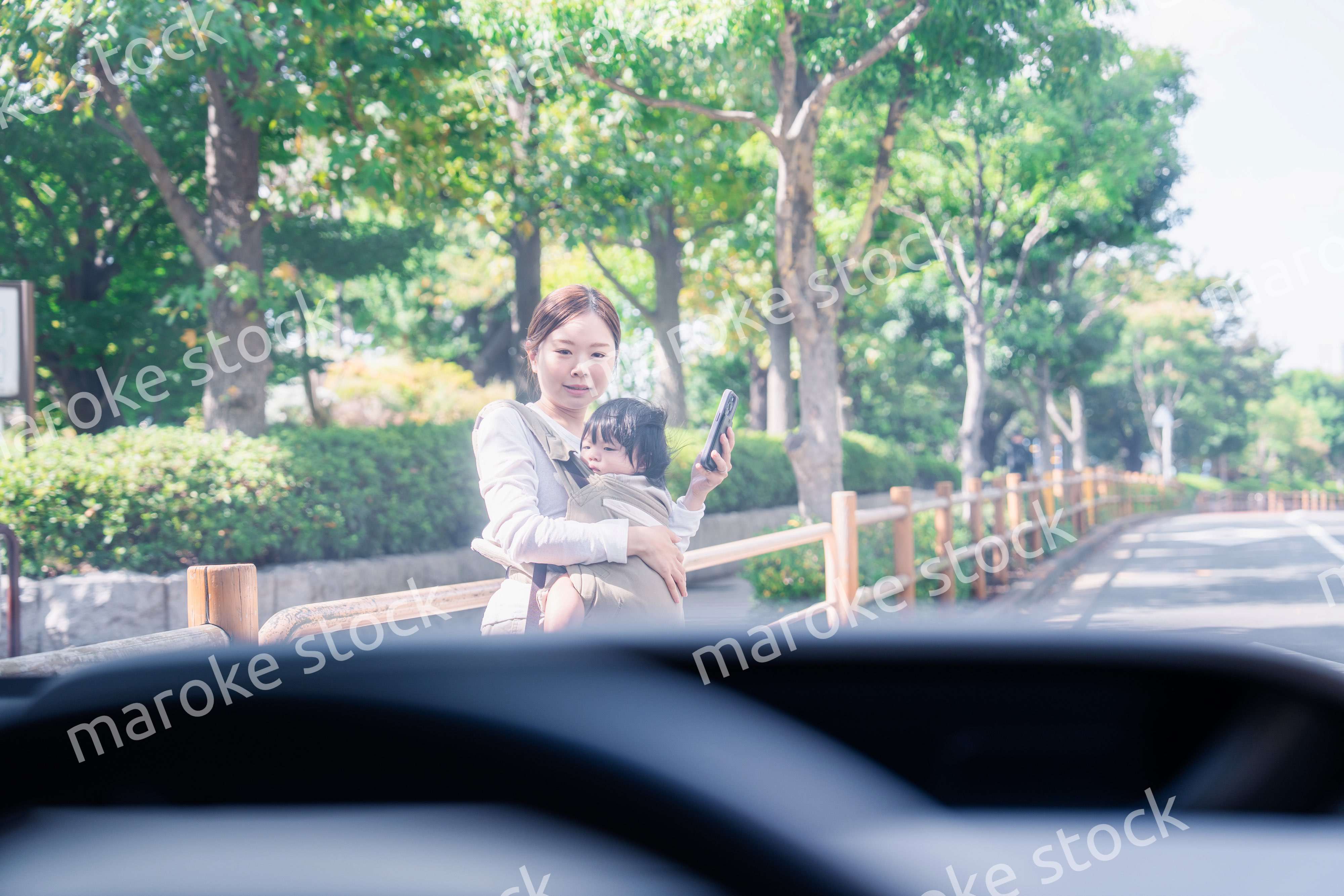 車と衝突しそうになる抱っこ紐をつけた女性