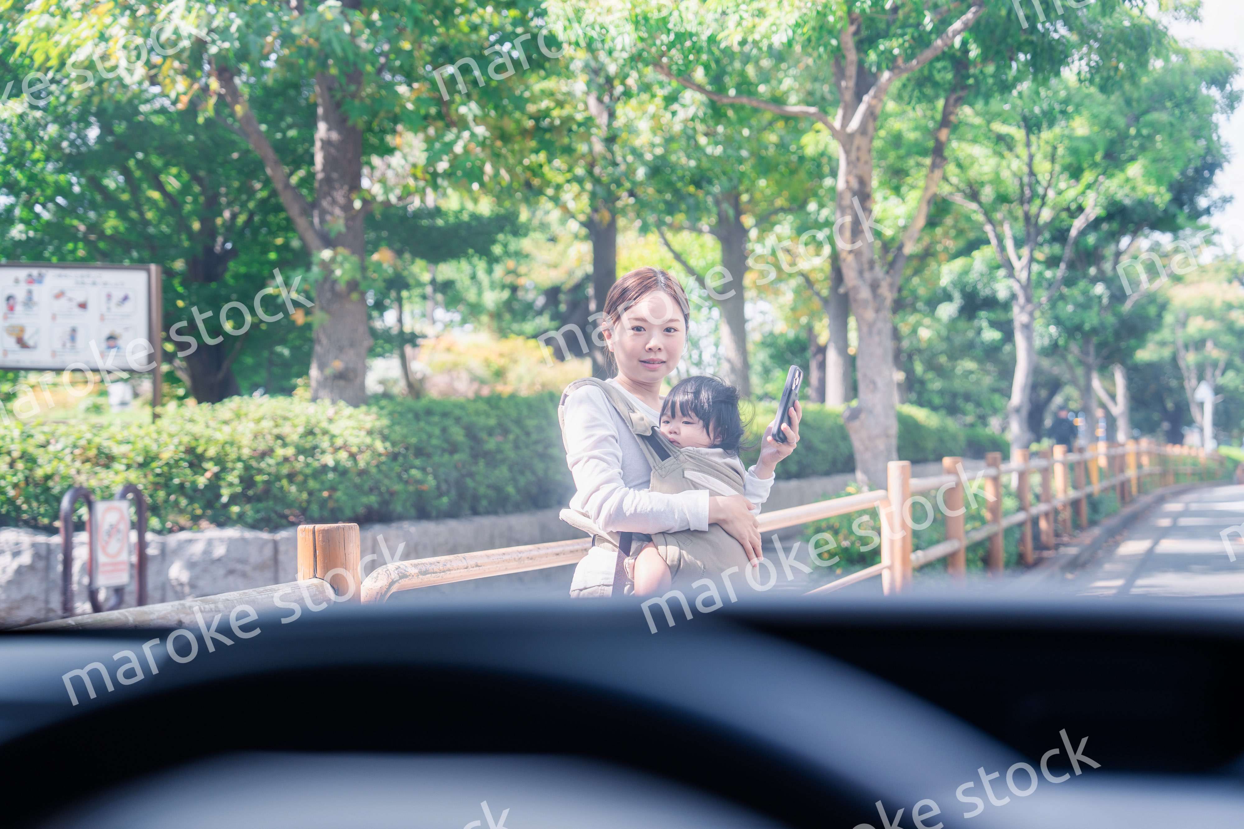 車と衝突しそうになる抱っこ紐をつけた女性