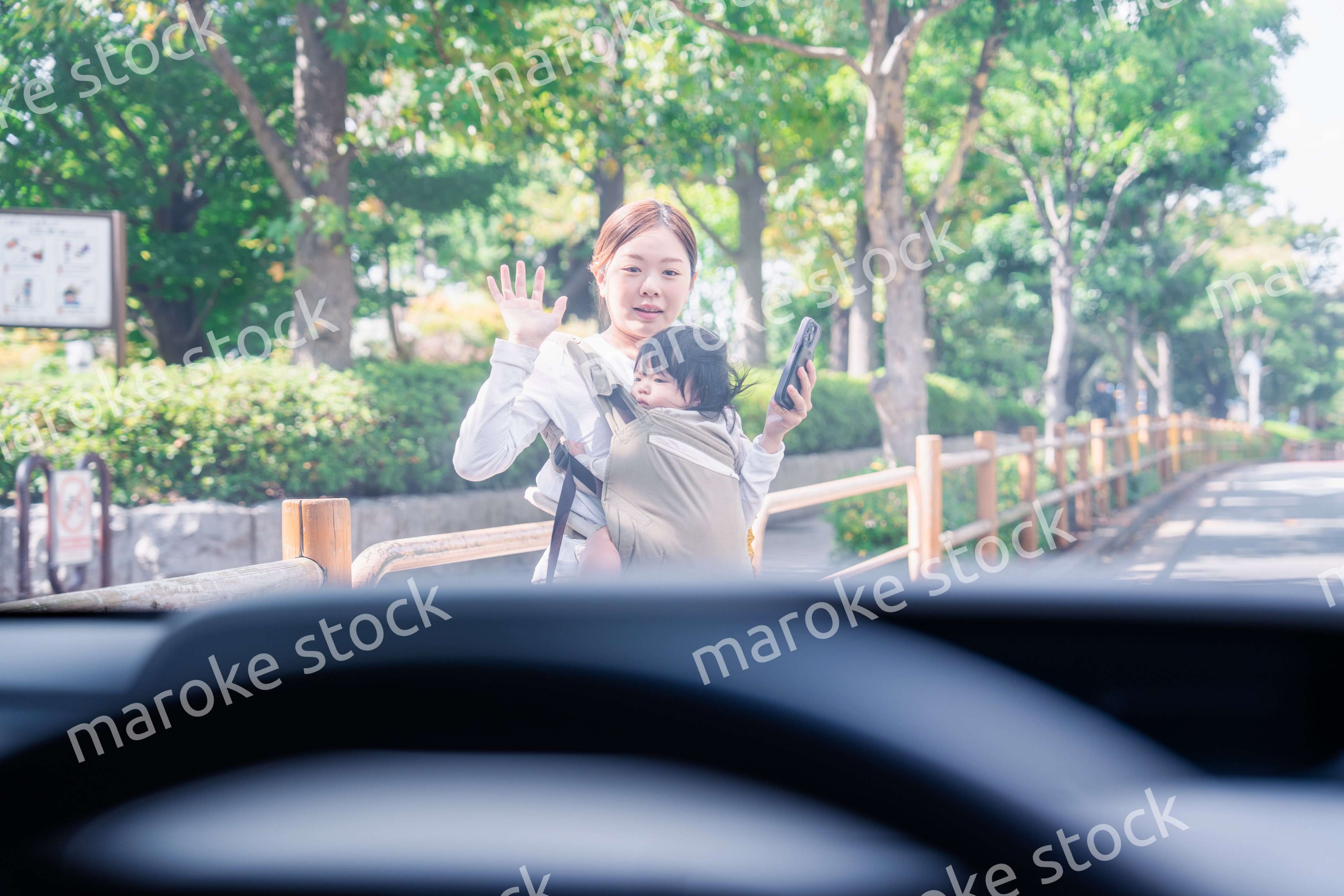 車と衝突しそうになる抱っこ紐をつけた女性