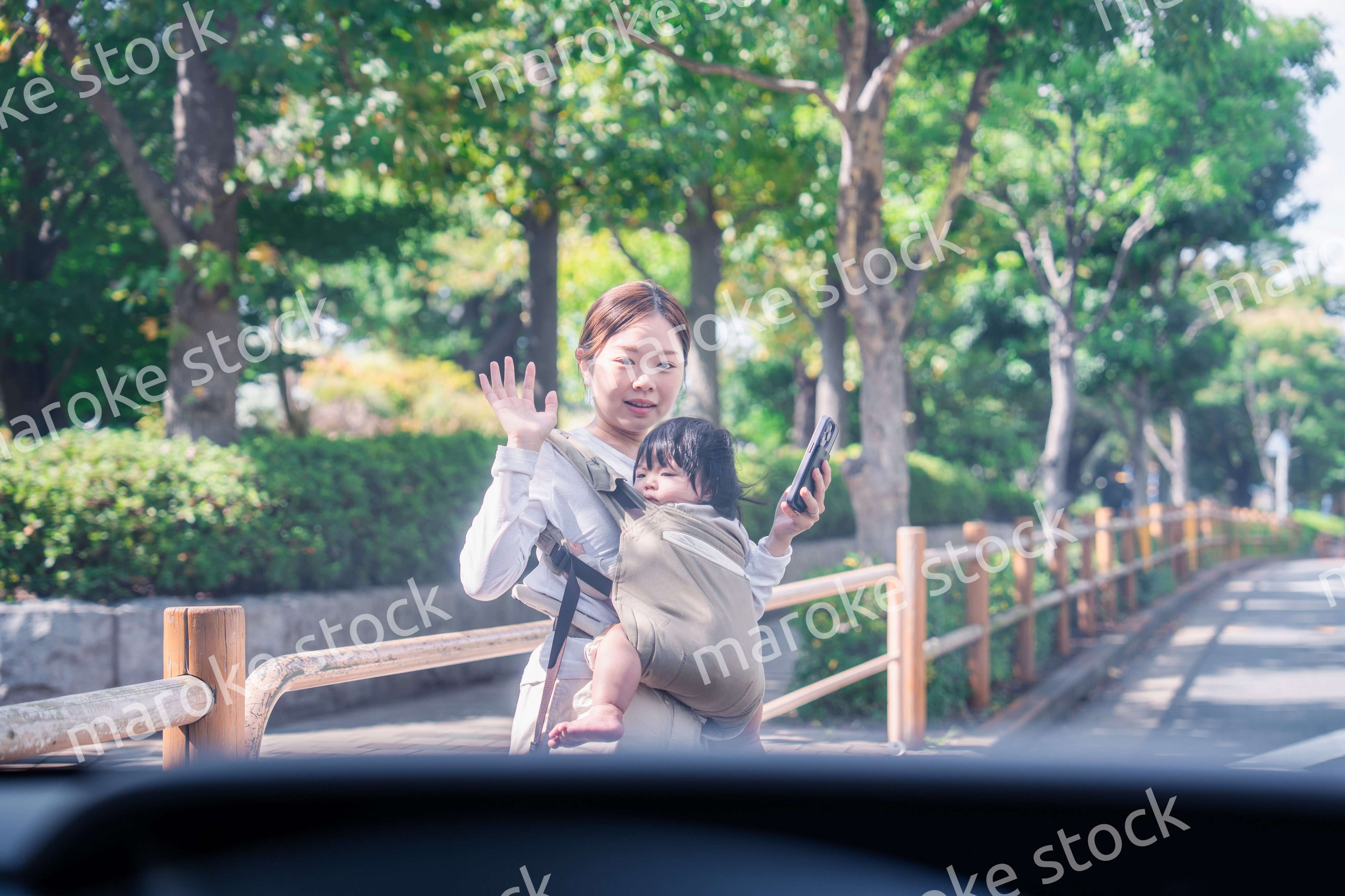 車と衝突しそうになる抱っこ紐をつけた女性