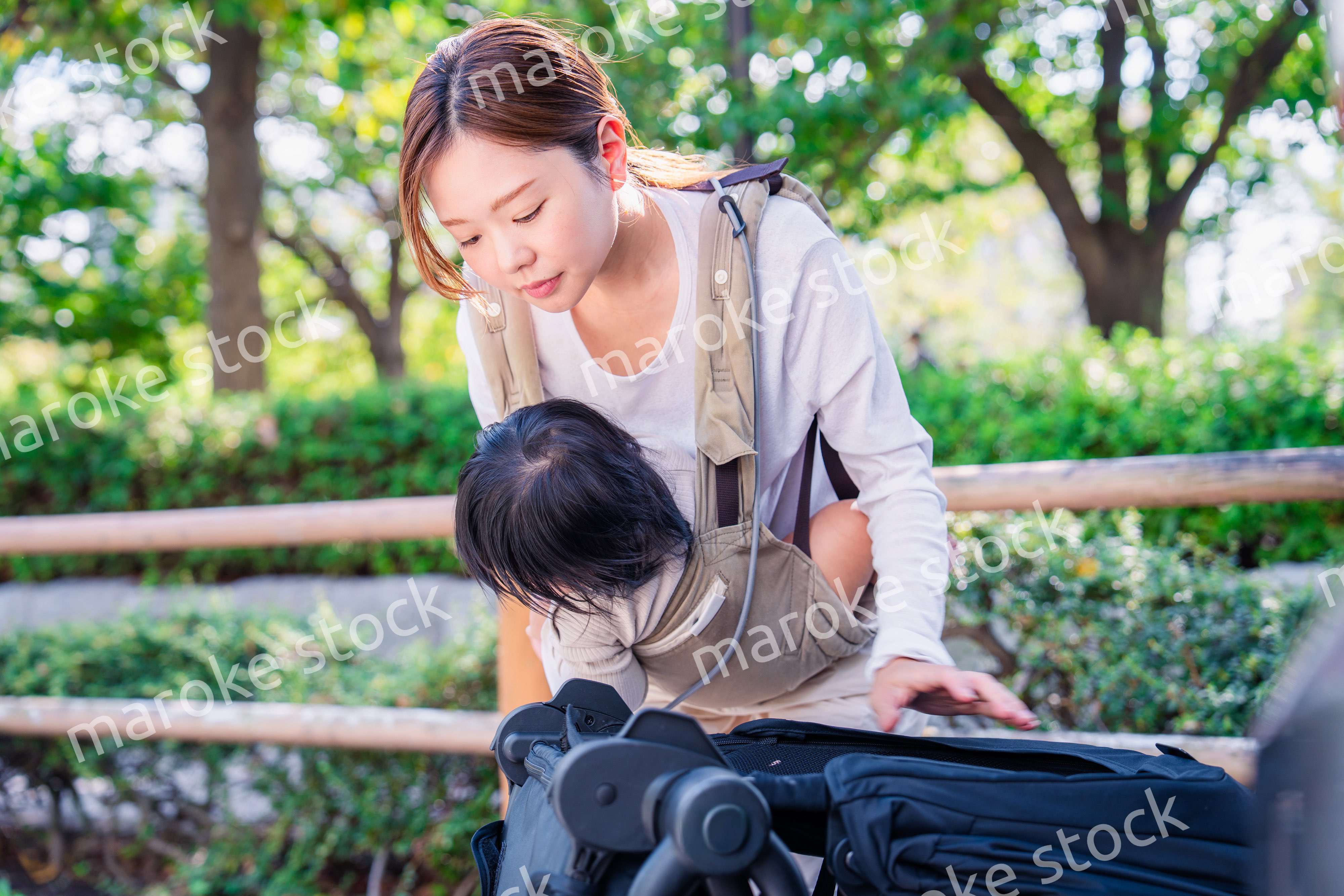 子どもと車でお出かけするお母さん