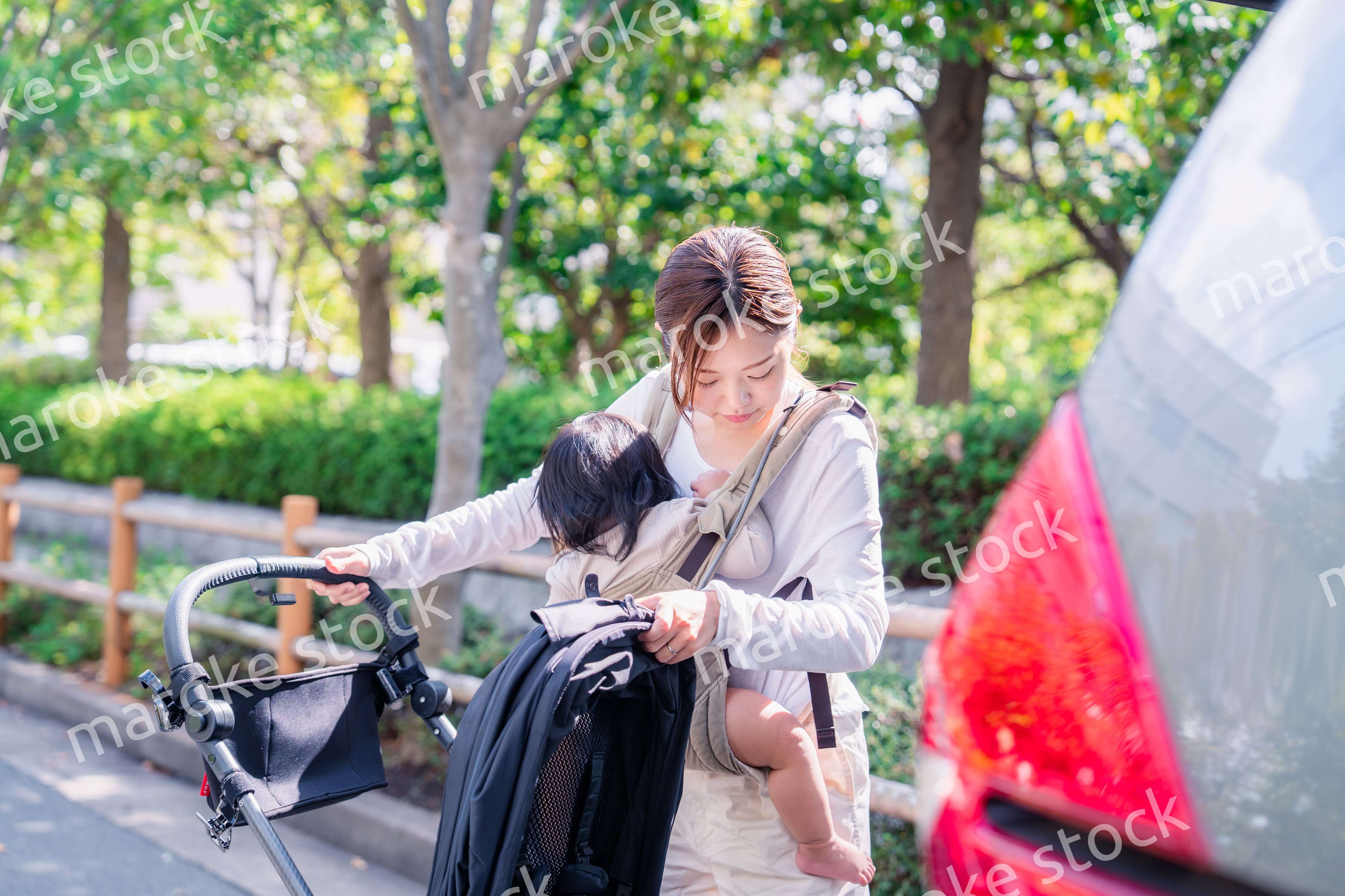 子どもと車でお出かけするお母さん