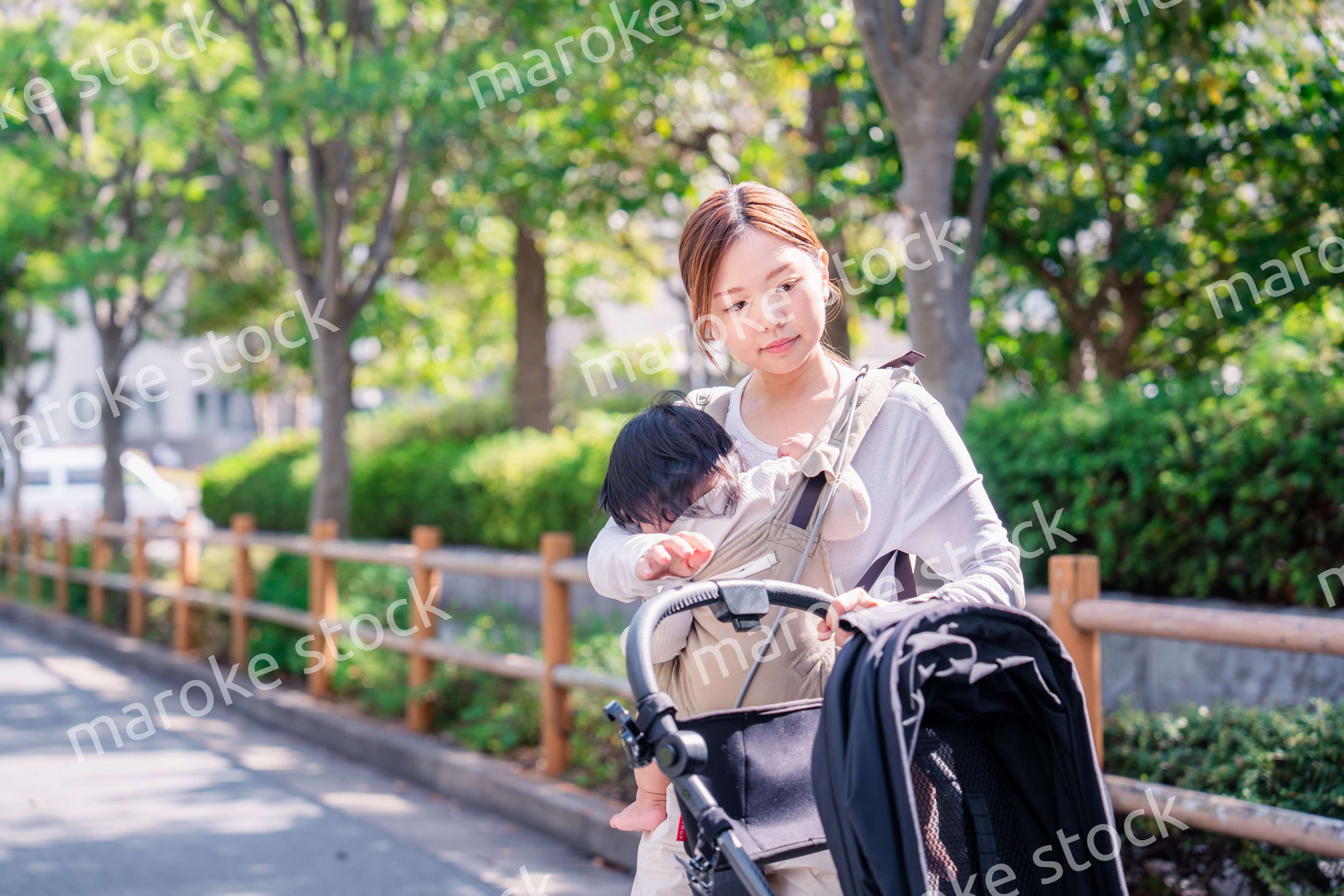 ベビーカーでお出かけをするお母さんと子ども