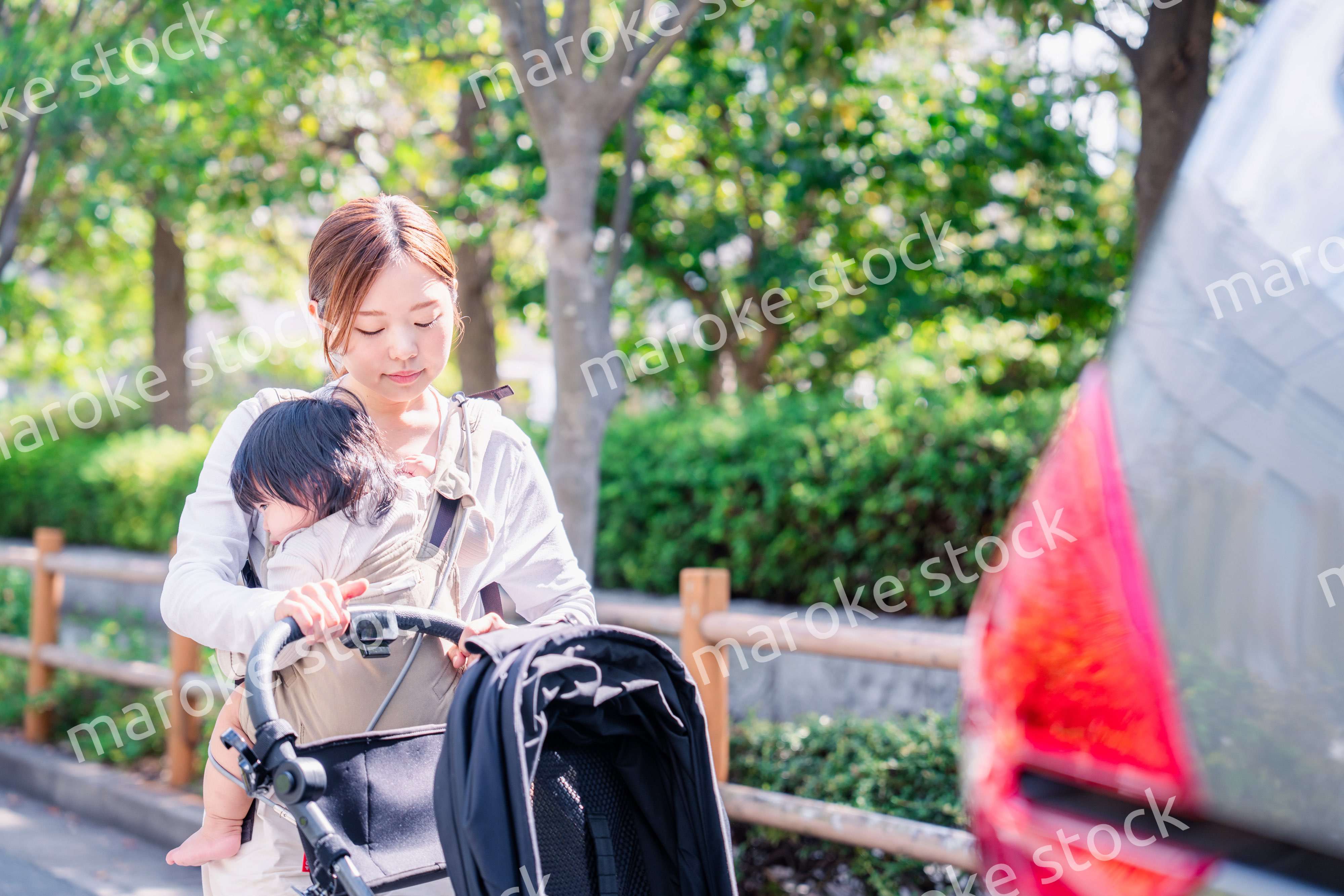 子どもと車でお出かけするお母さん