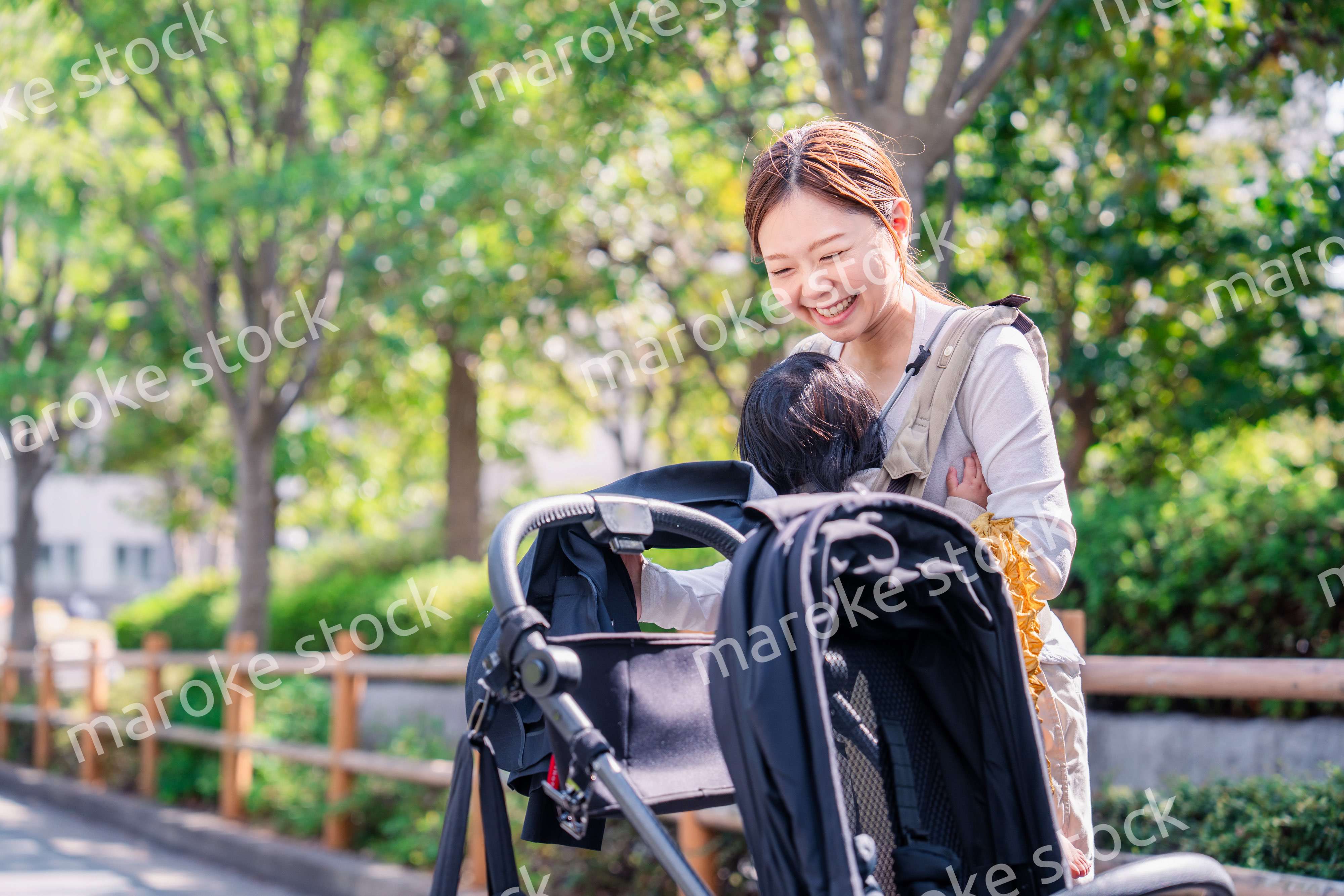 ベビーカーでお出かけをするお母さんと子ども