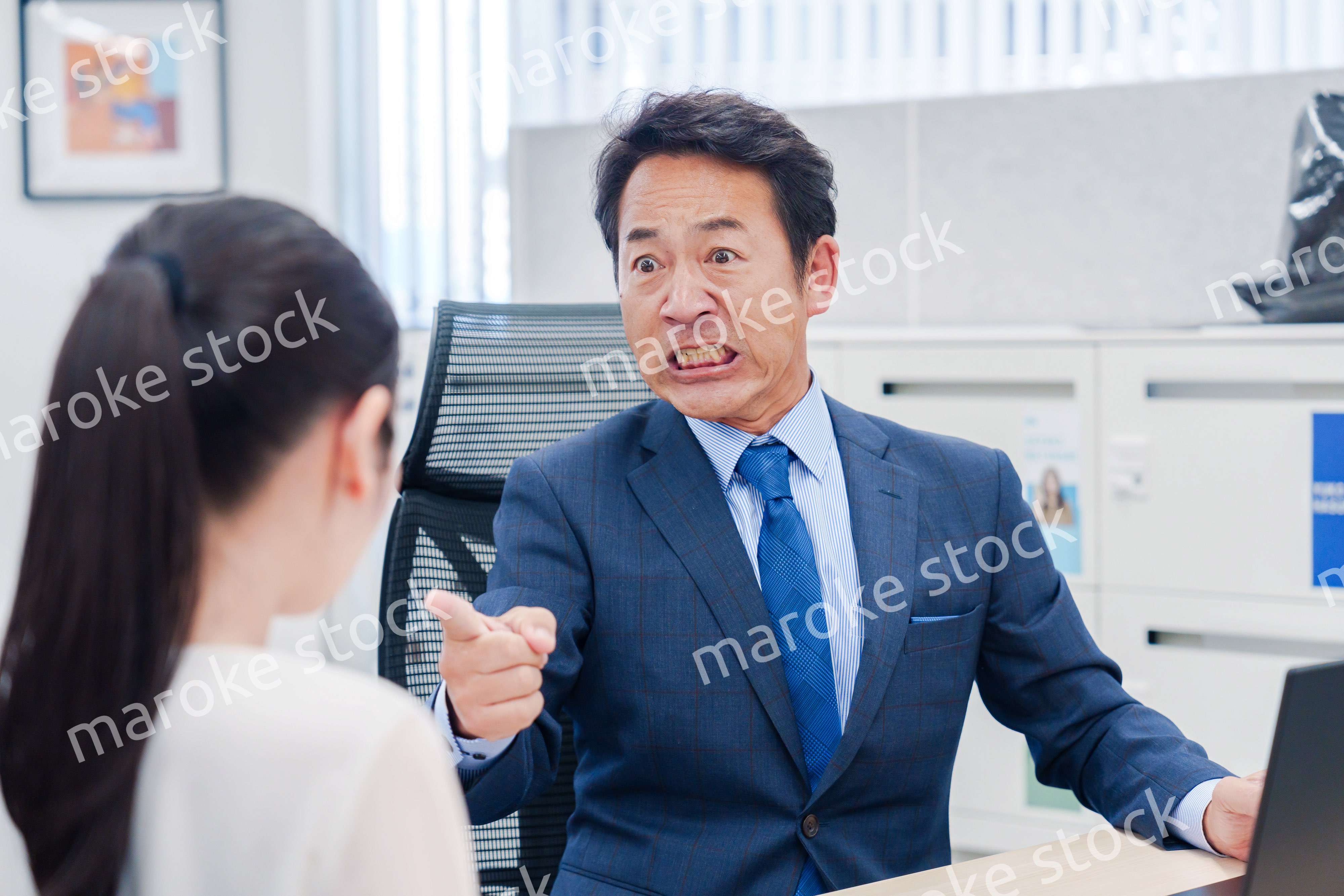 上司からパワハラを受ける社員