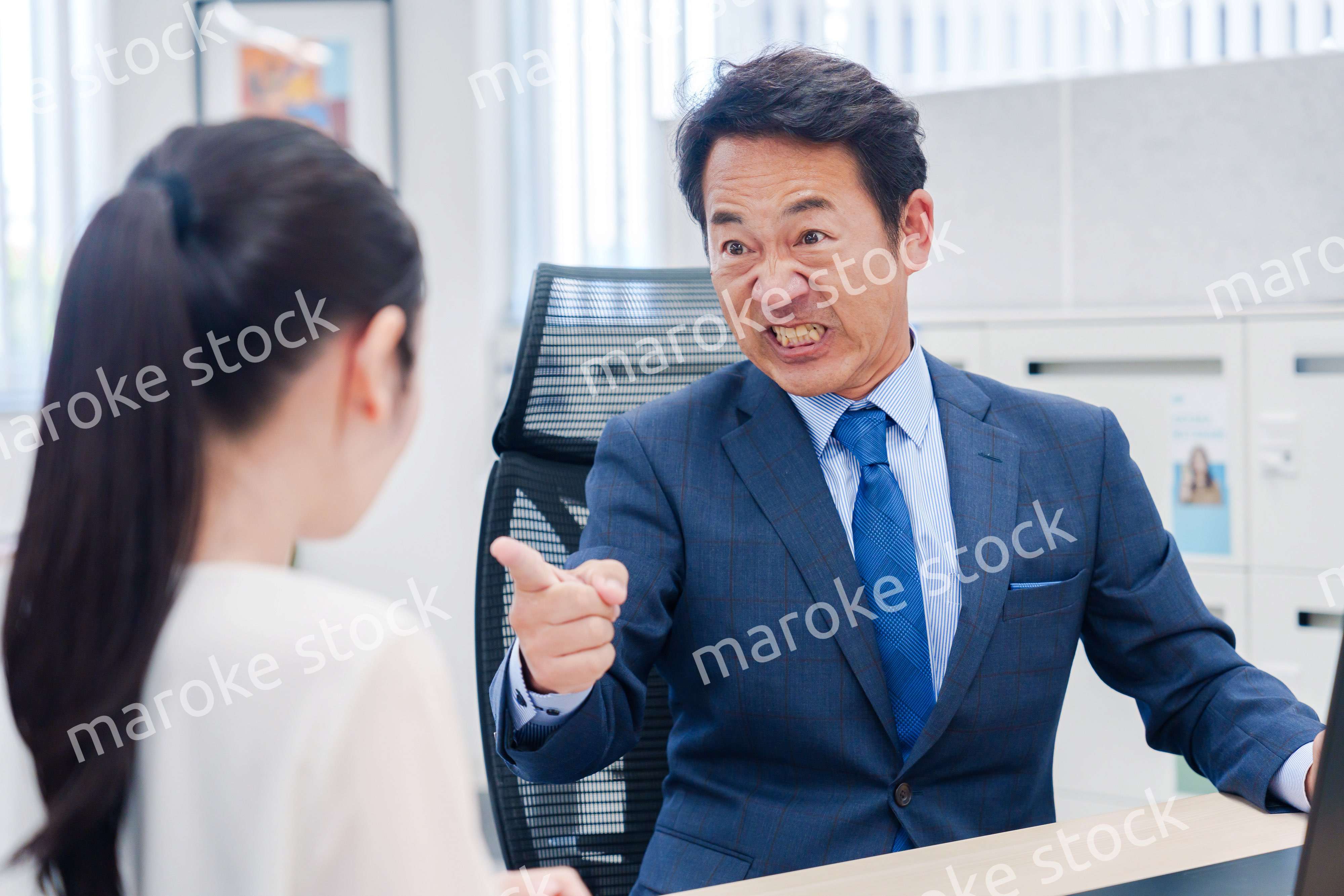 上司からパワハラを受ける社員