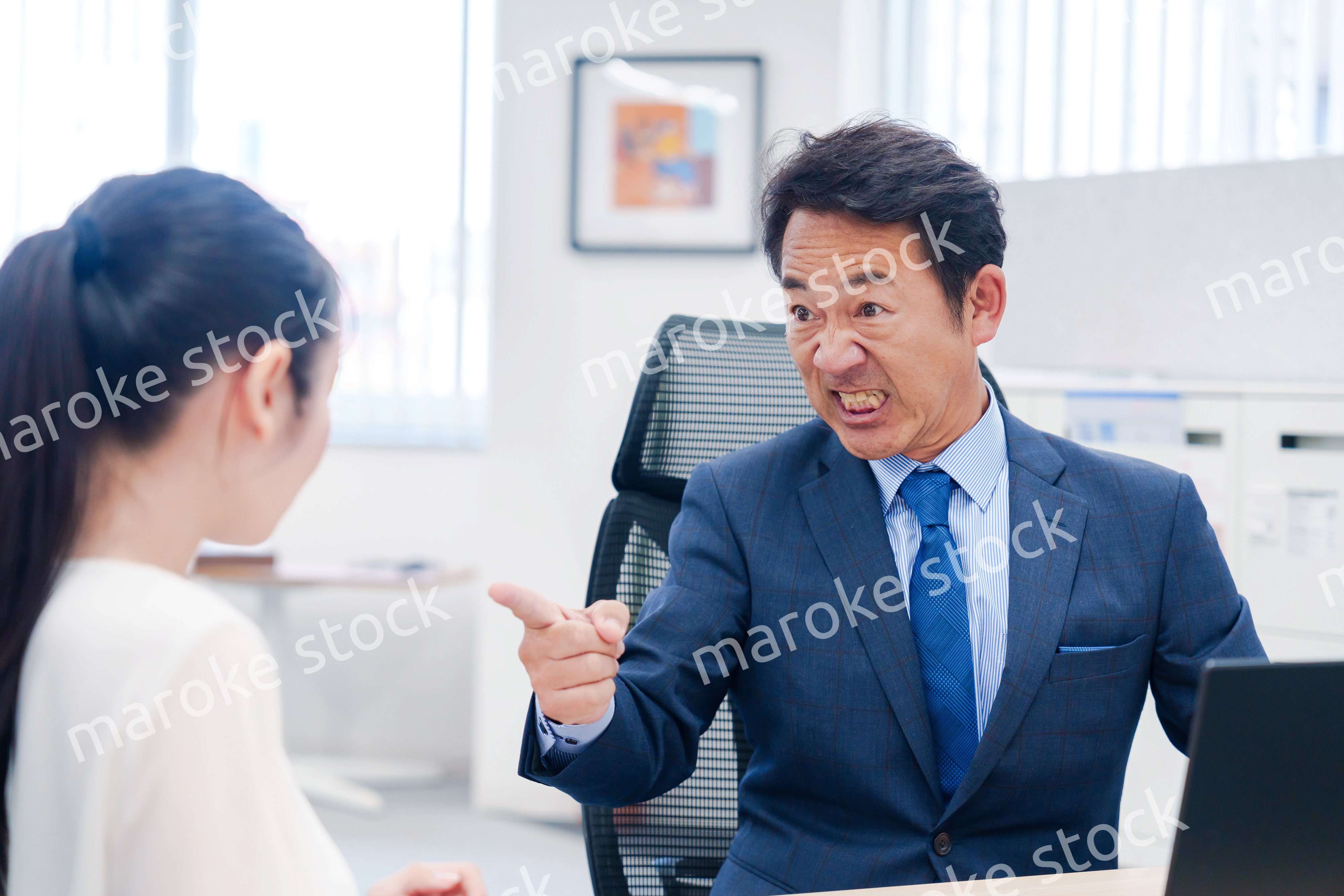 上司からパワハラを受ける社員