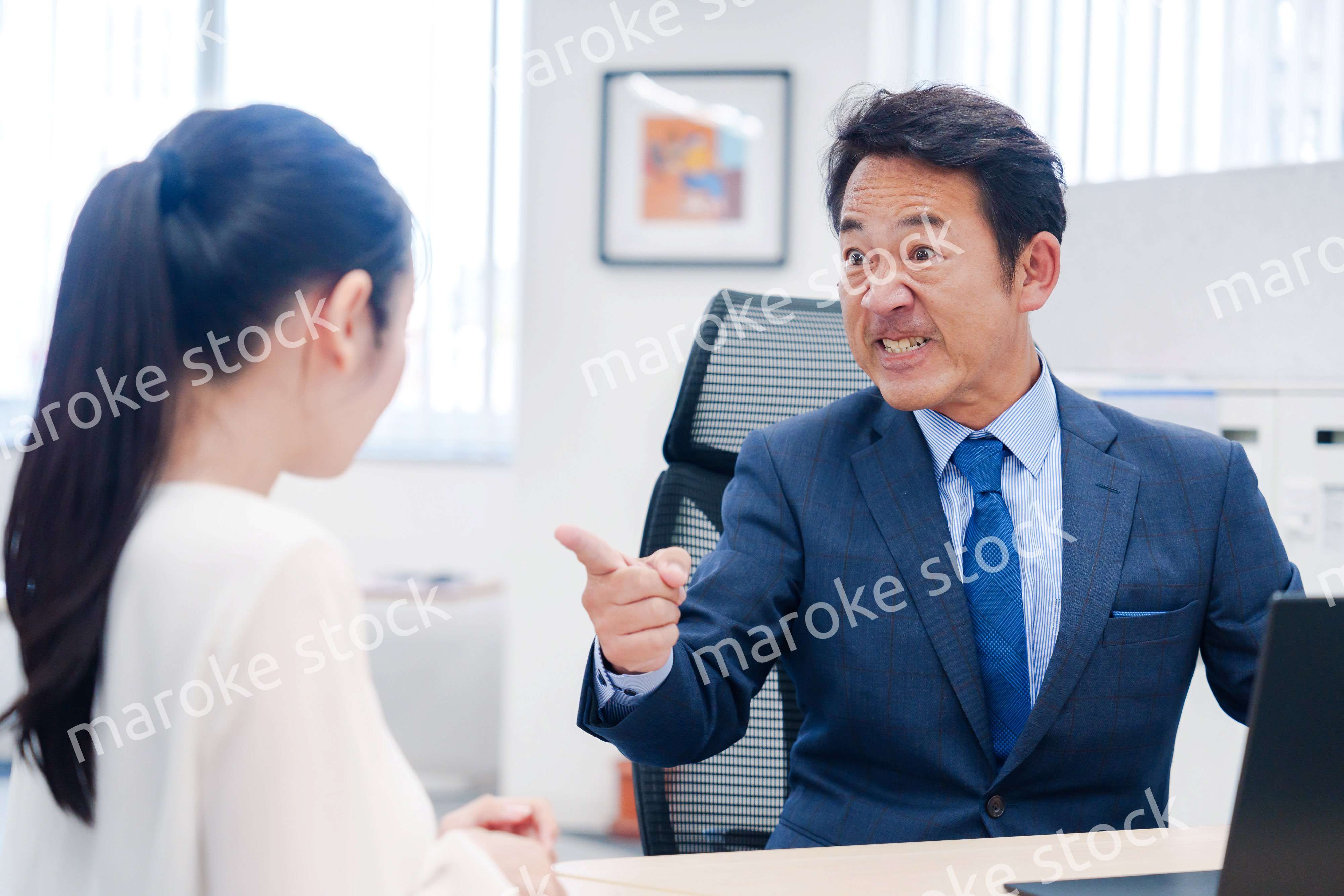 上司からパワハラを受ける社員