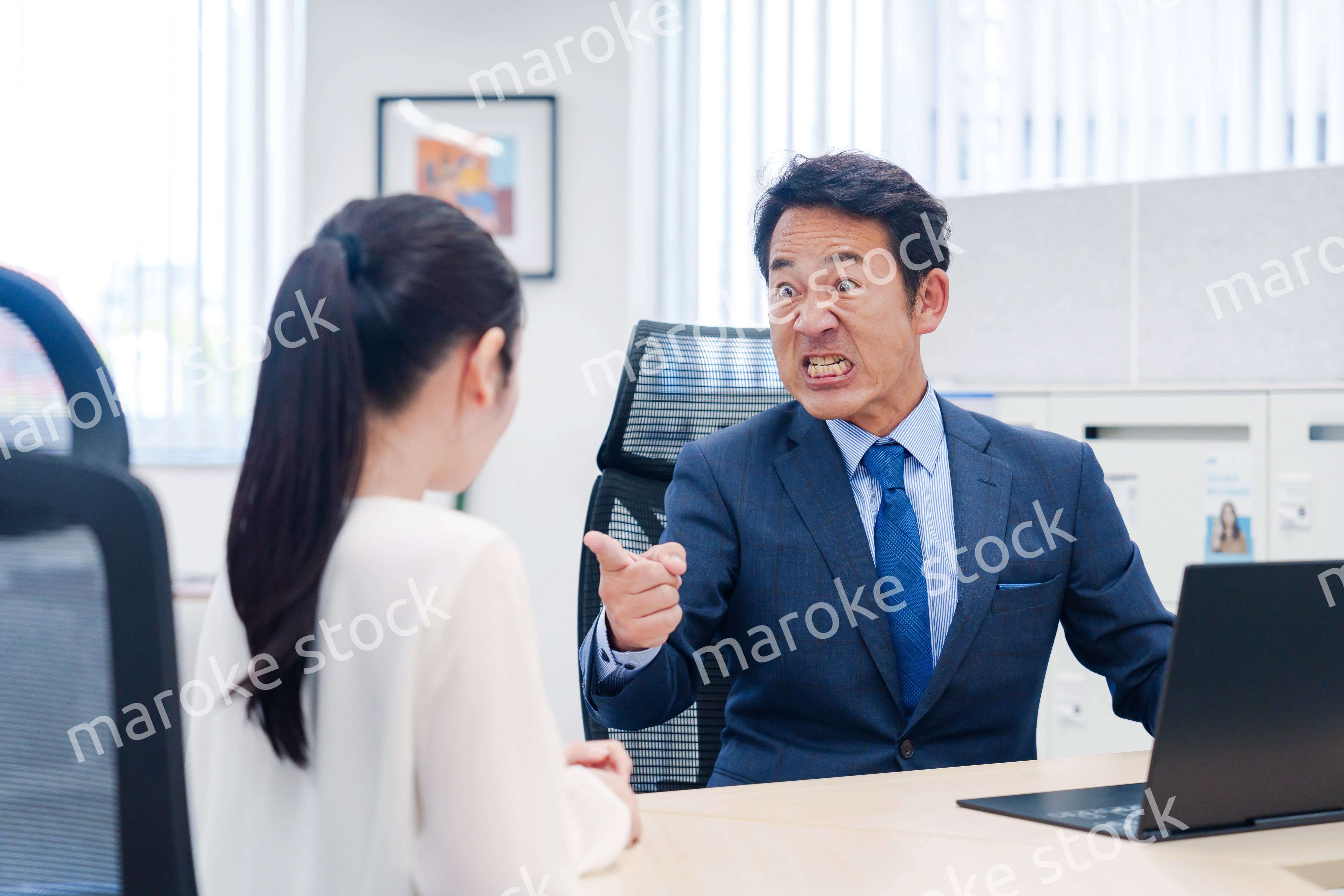 上司からパワハラを受ける社員