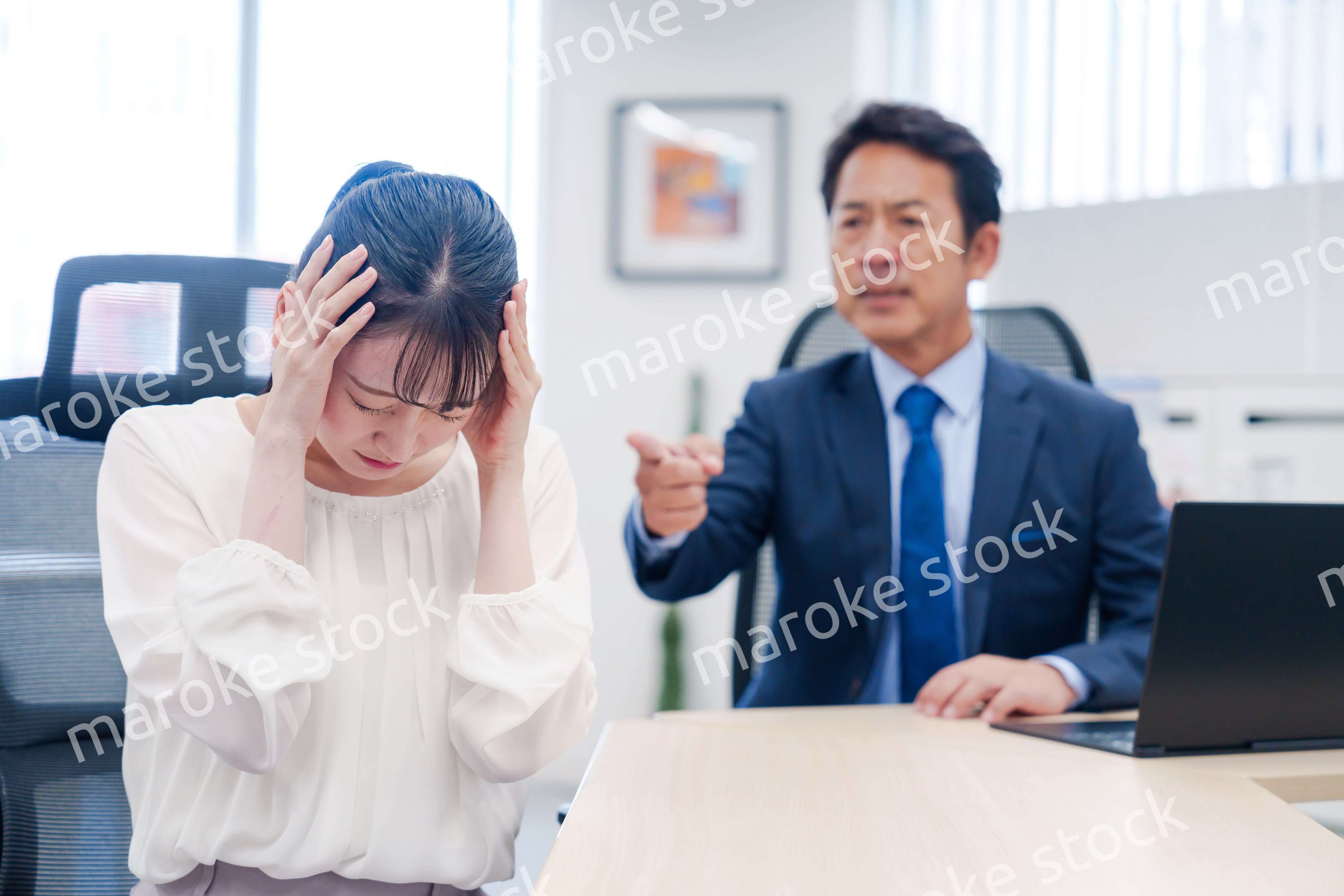 上司からパワハラを受ける社員