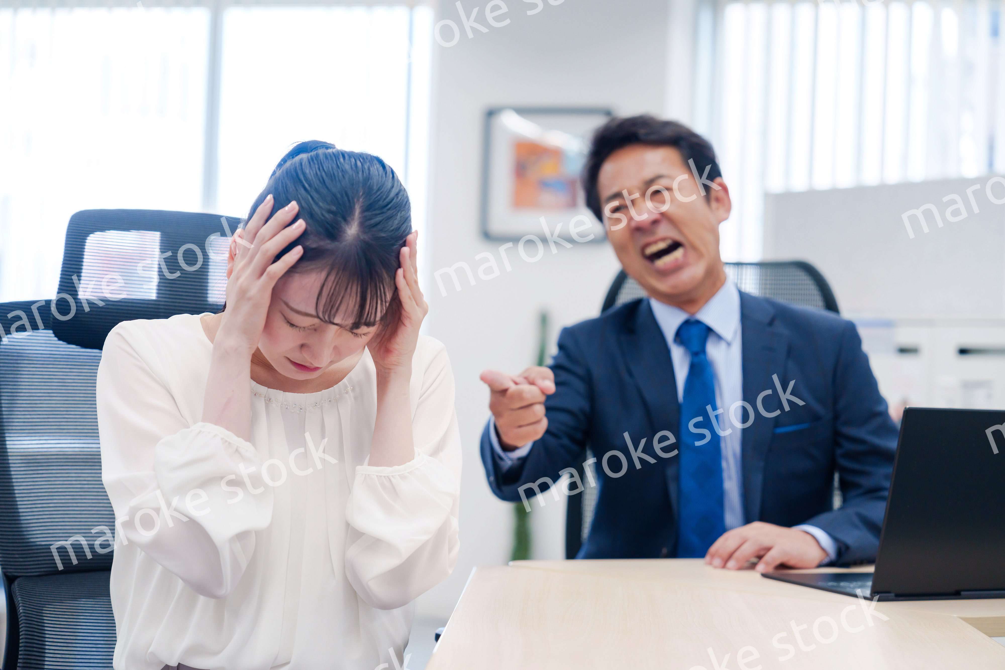 上司からパワハラを受ける社員