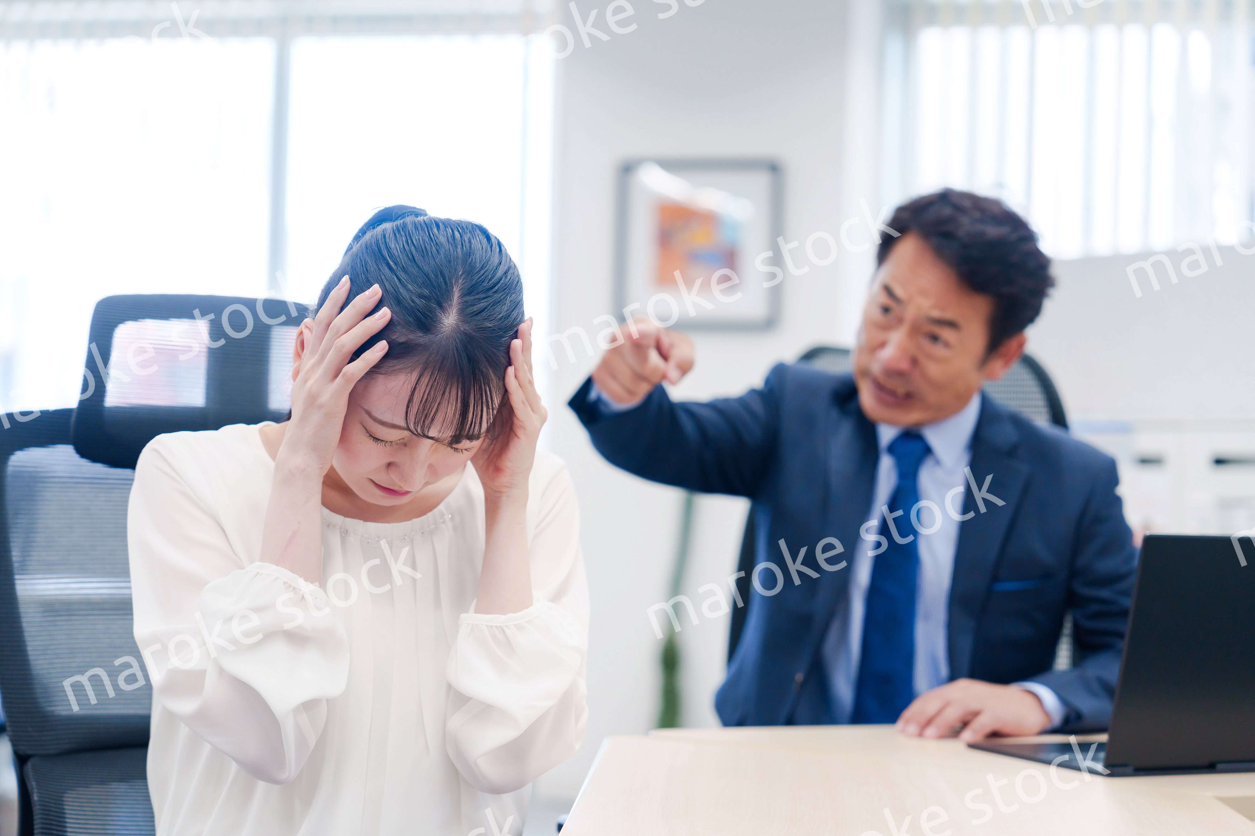 上司からパワハラを受ける社員