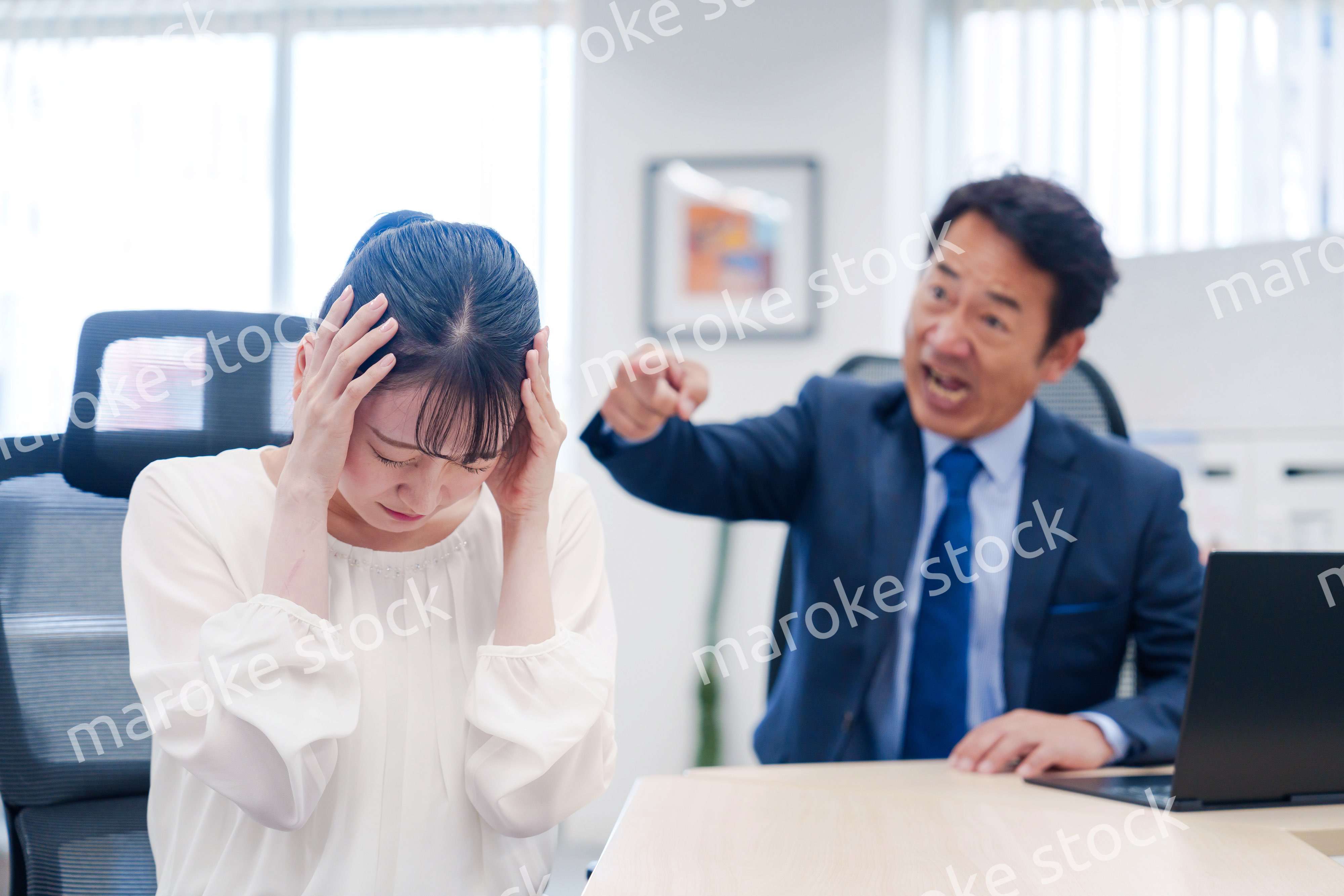 上司からパワハラを受ける社員