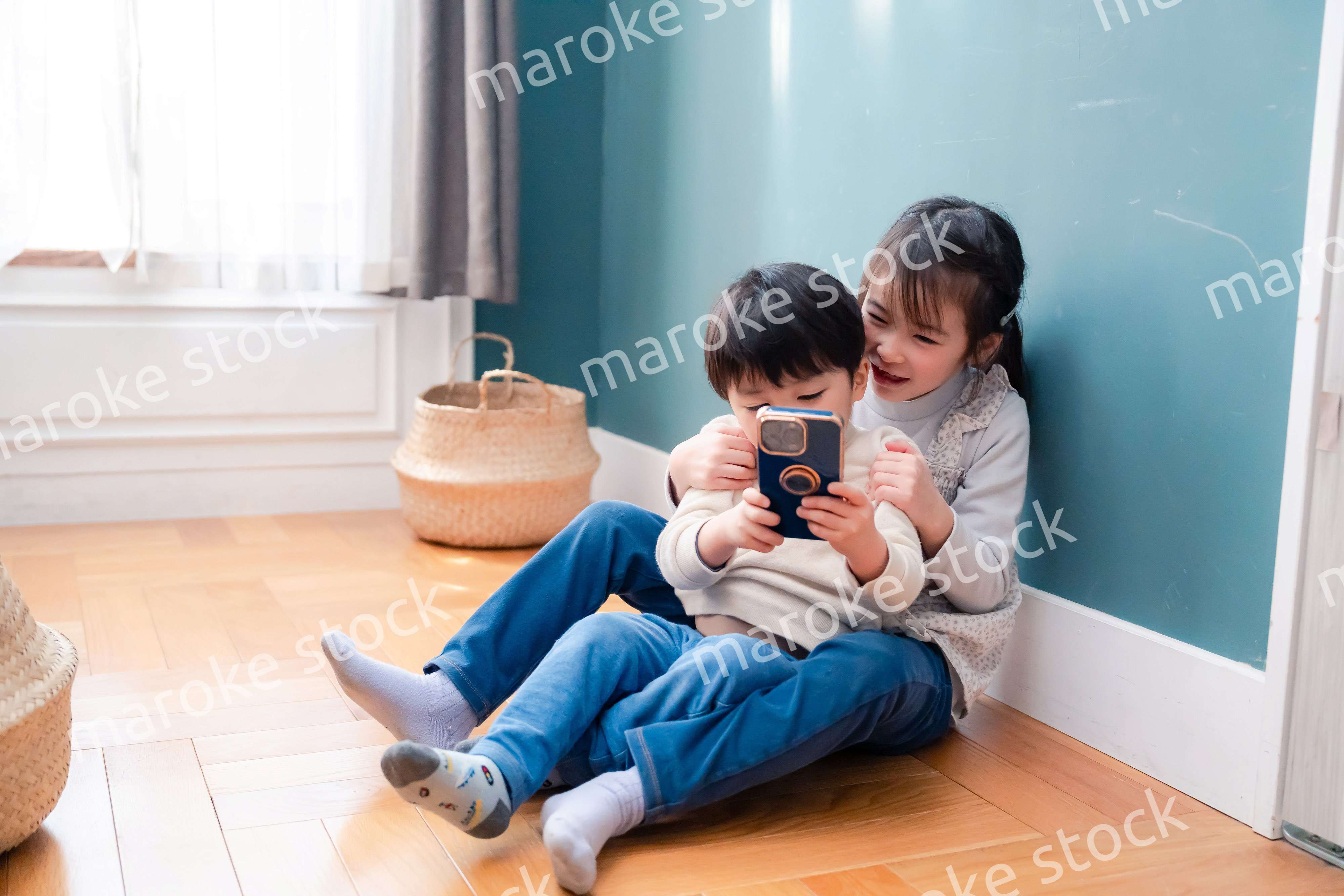 兄弟でスマホを取り合う小さな子ども