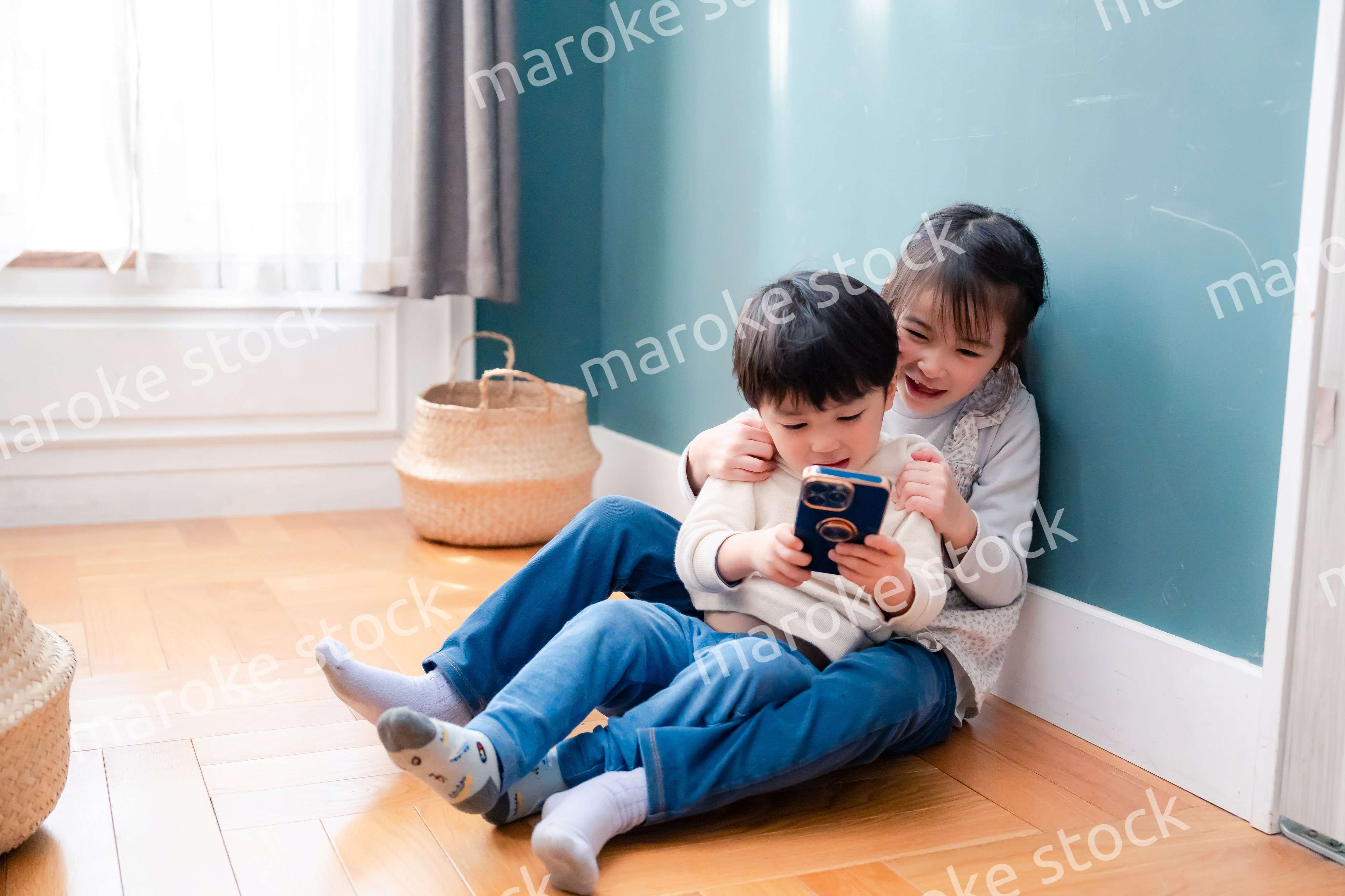 兄弟でスマホを取り合う小さな子ども