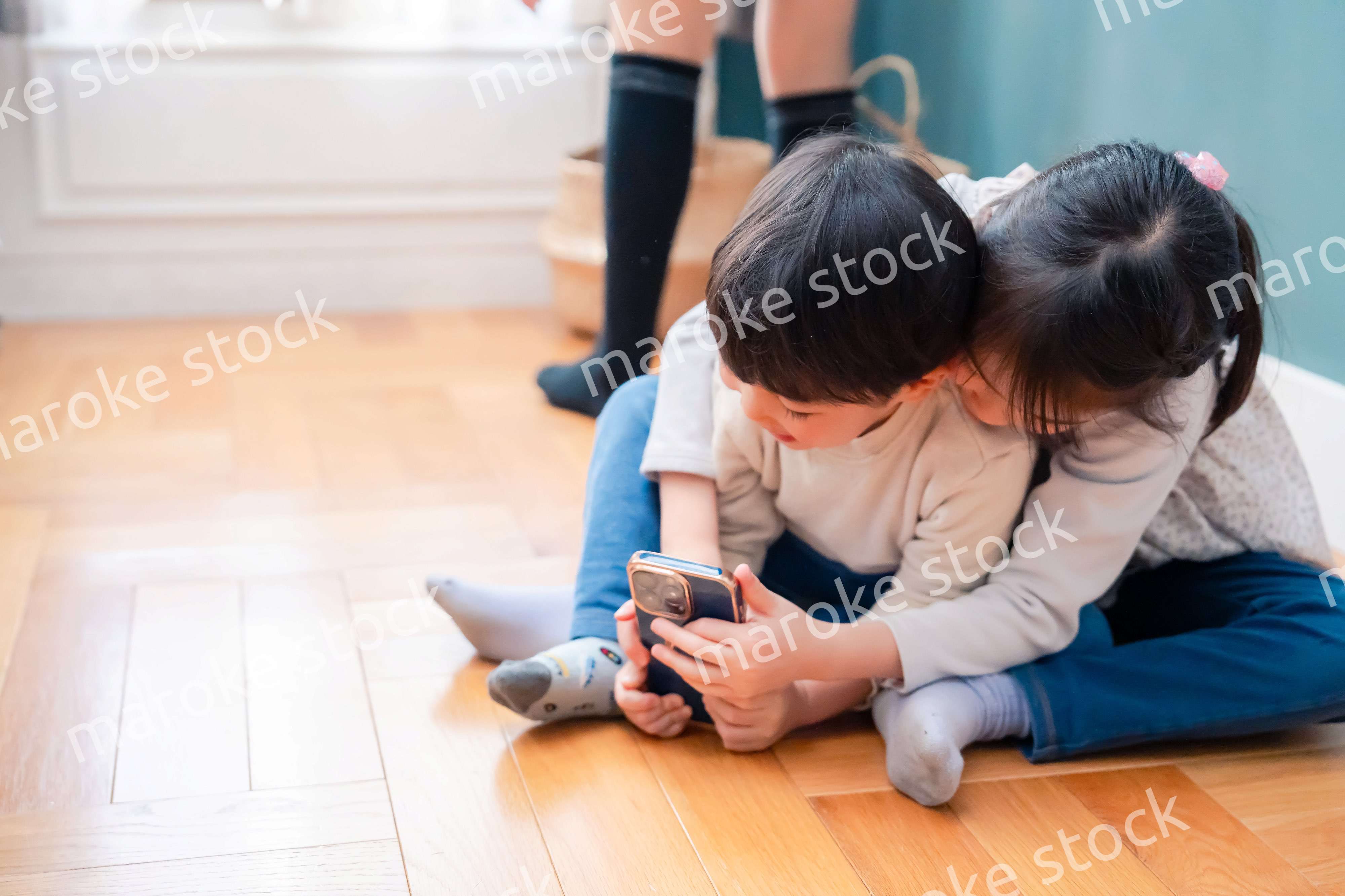 兄弟でスマホを取り合う小さな子ども