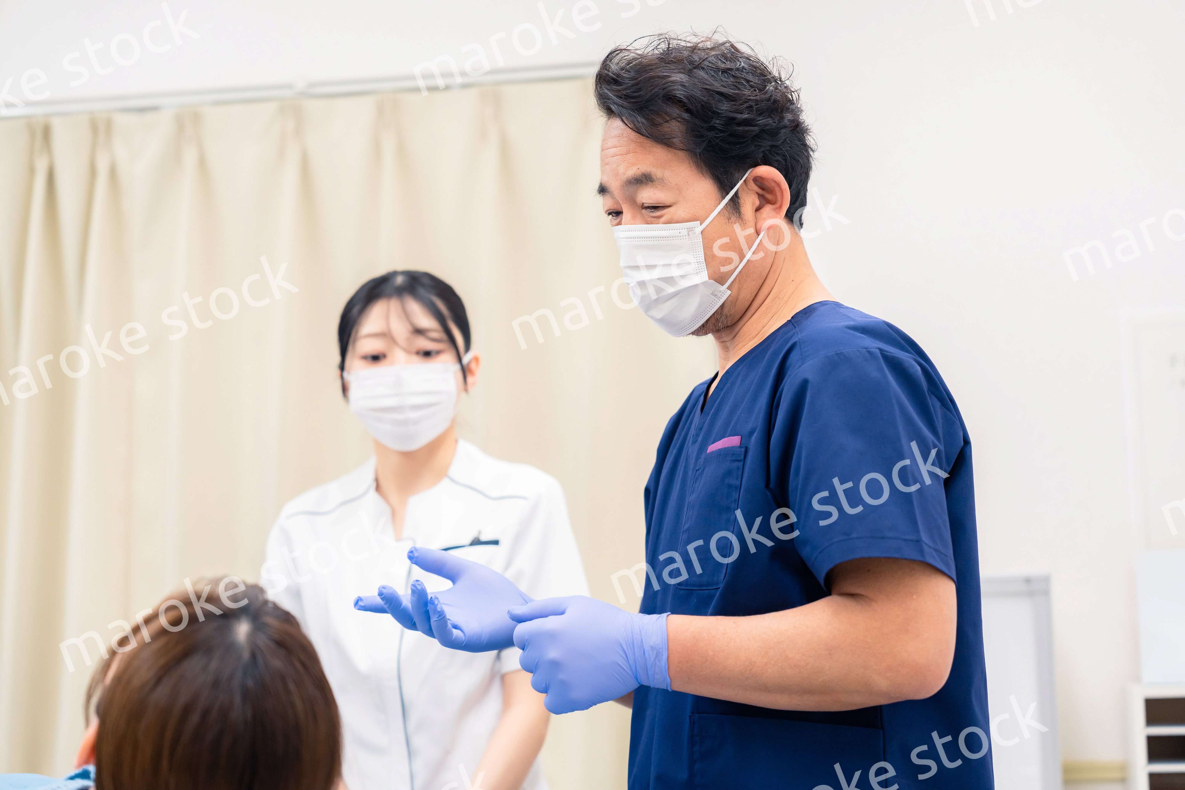 歯科治療をする歯医者の男性