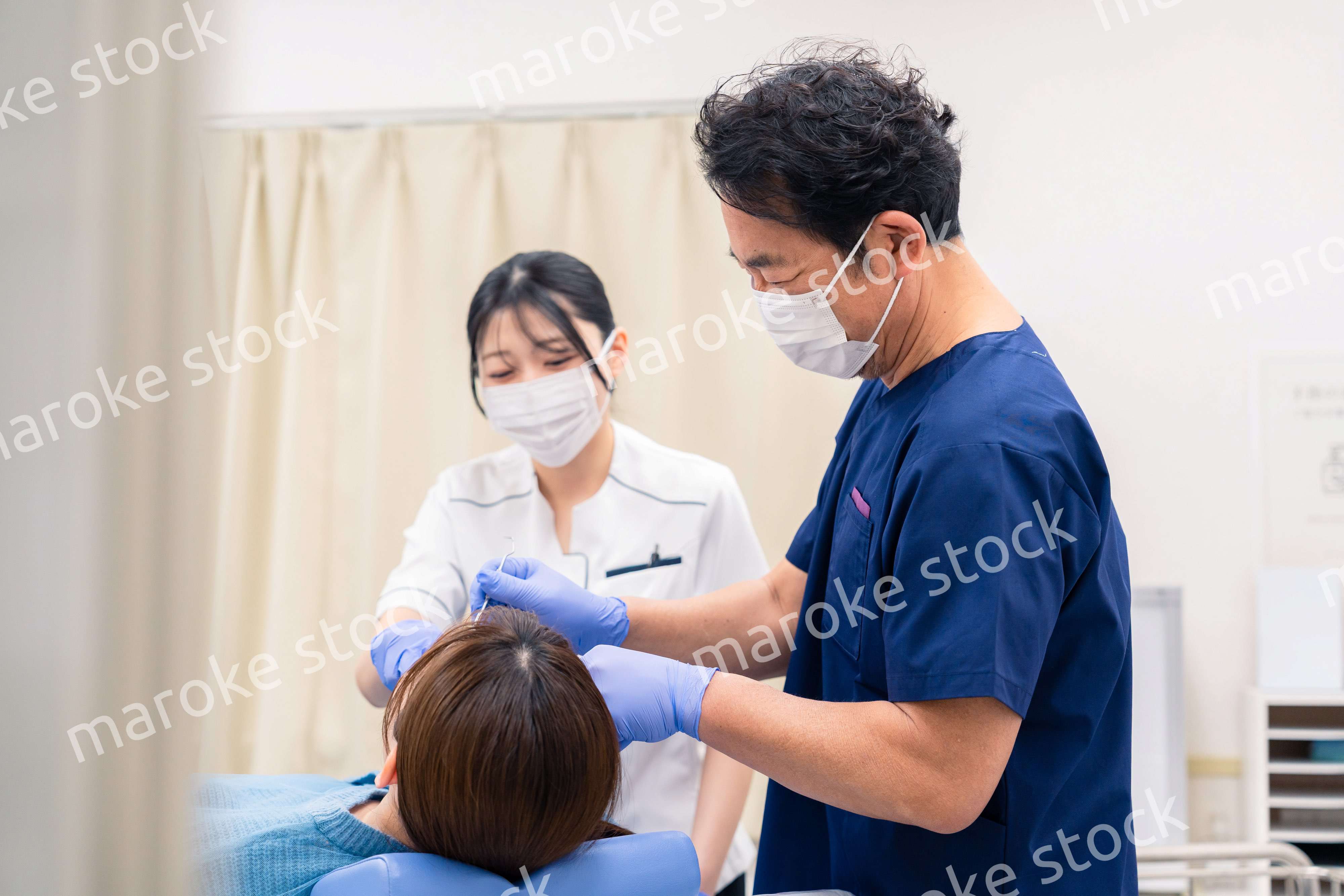 歯科治療をする歯医者の男性