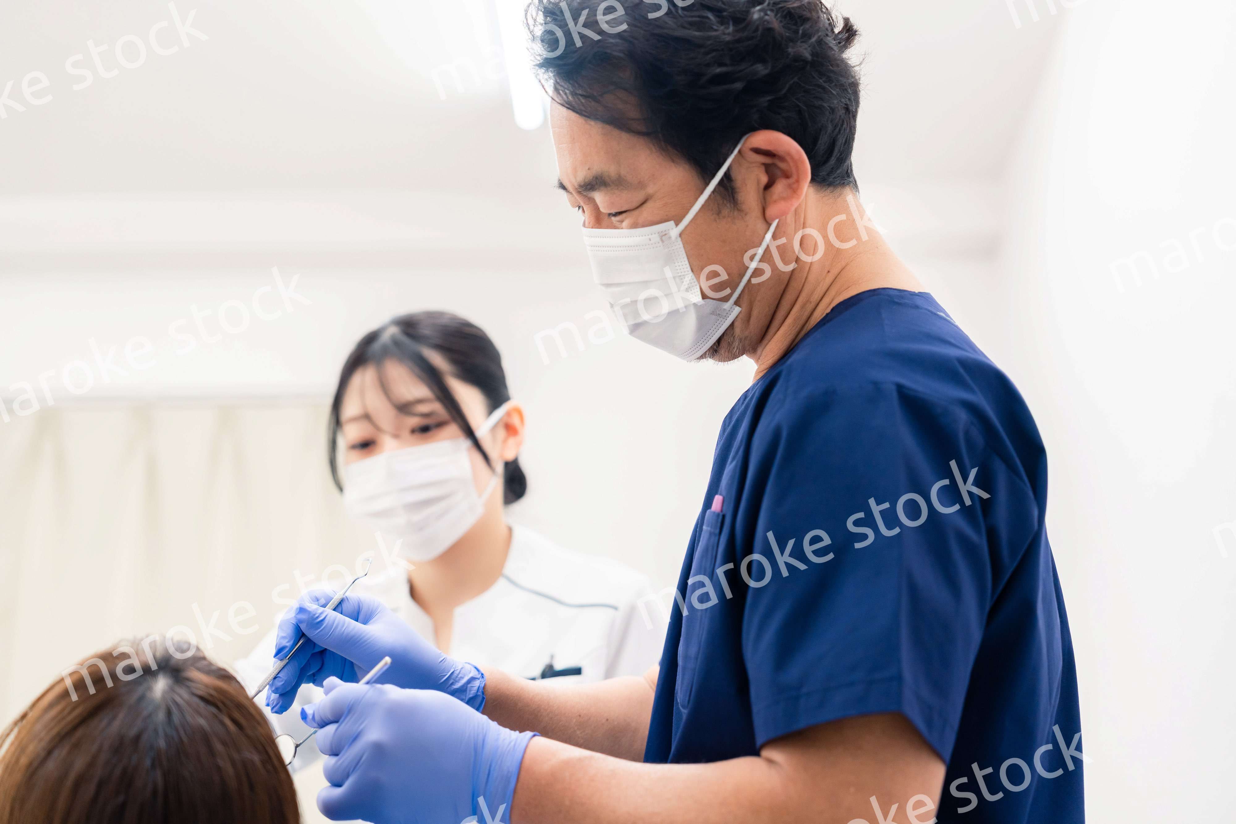 歯科で働く歯科助手の女性