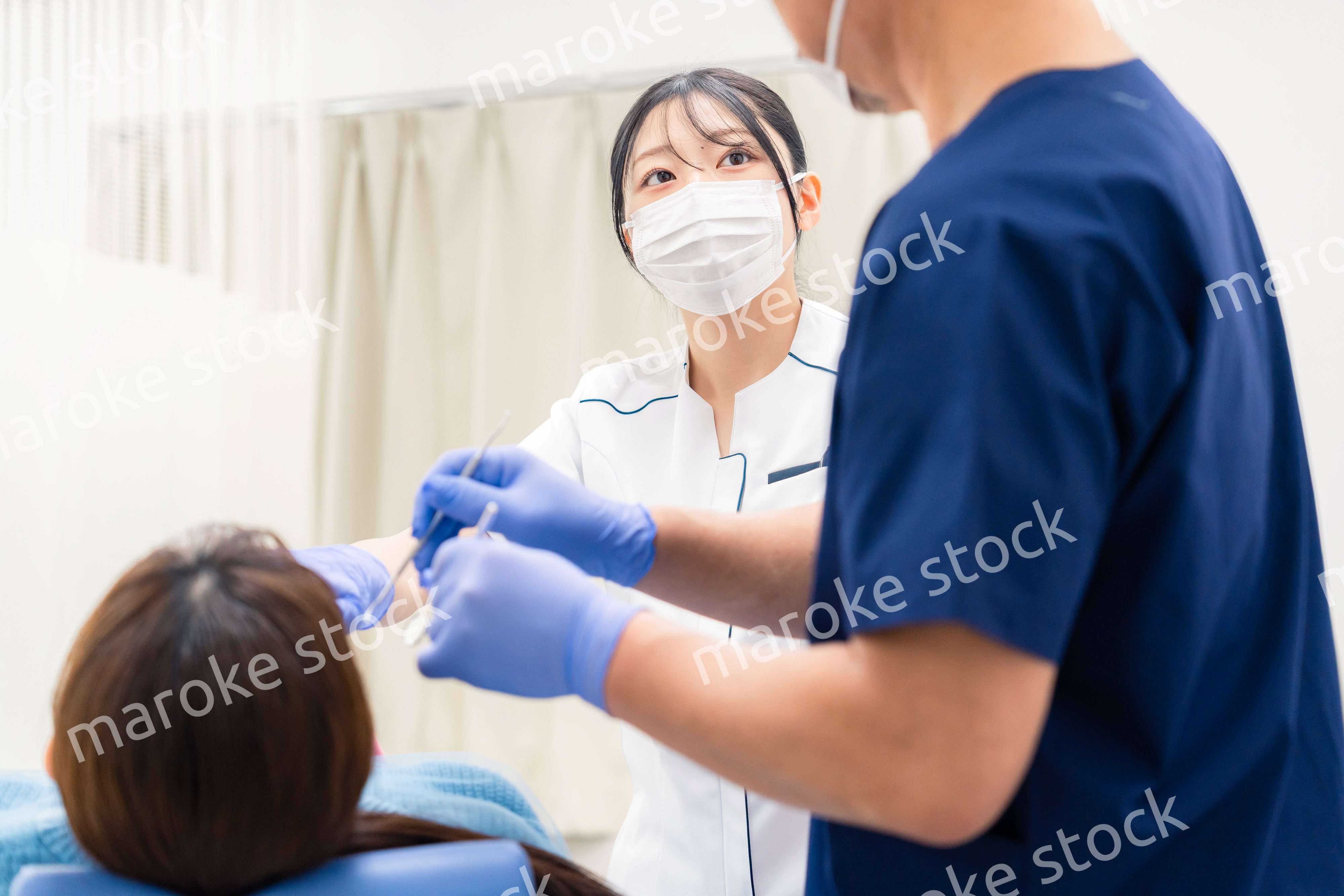 歯科で働く歯科助手の女性