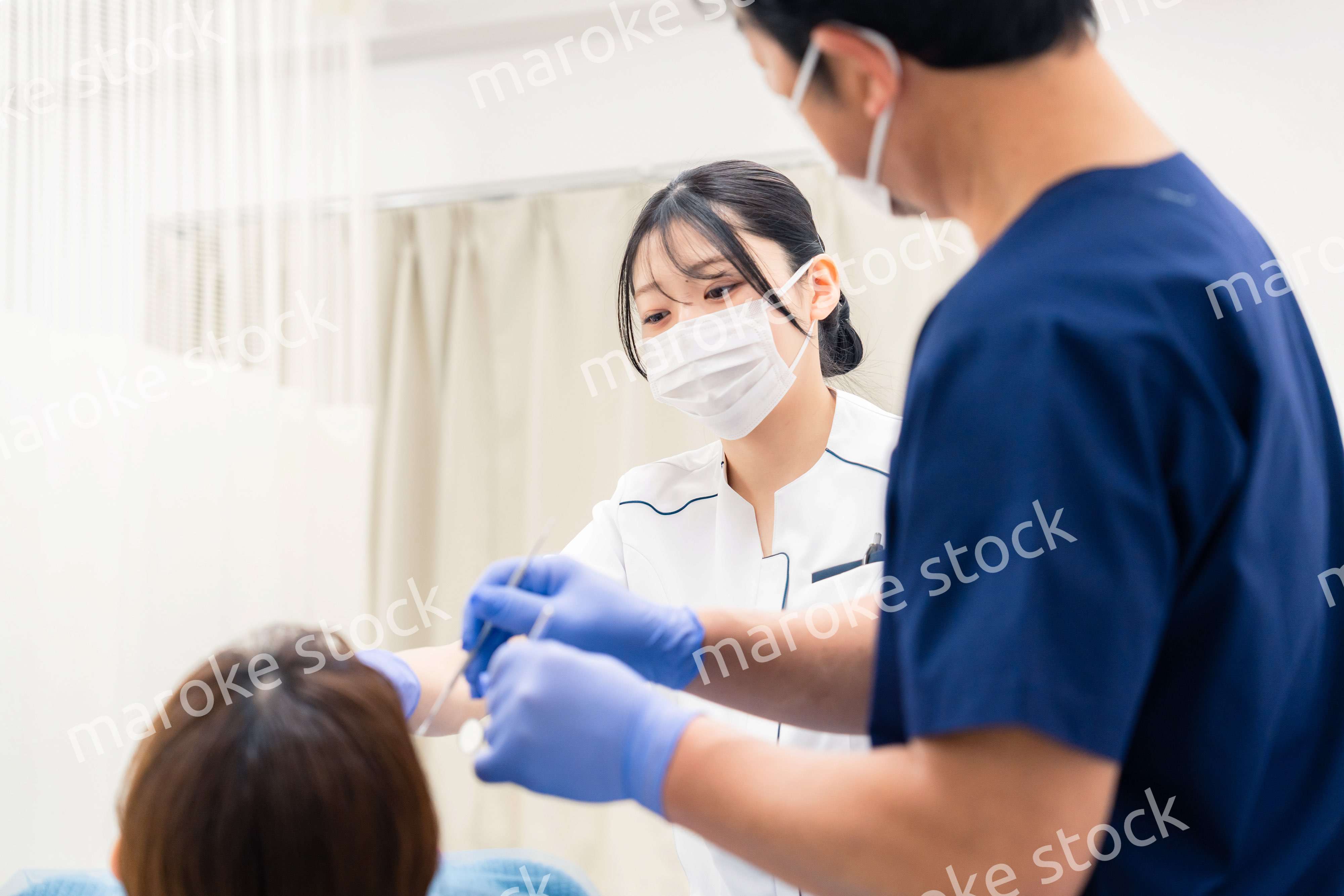 歯科で働く歯科助手の女性