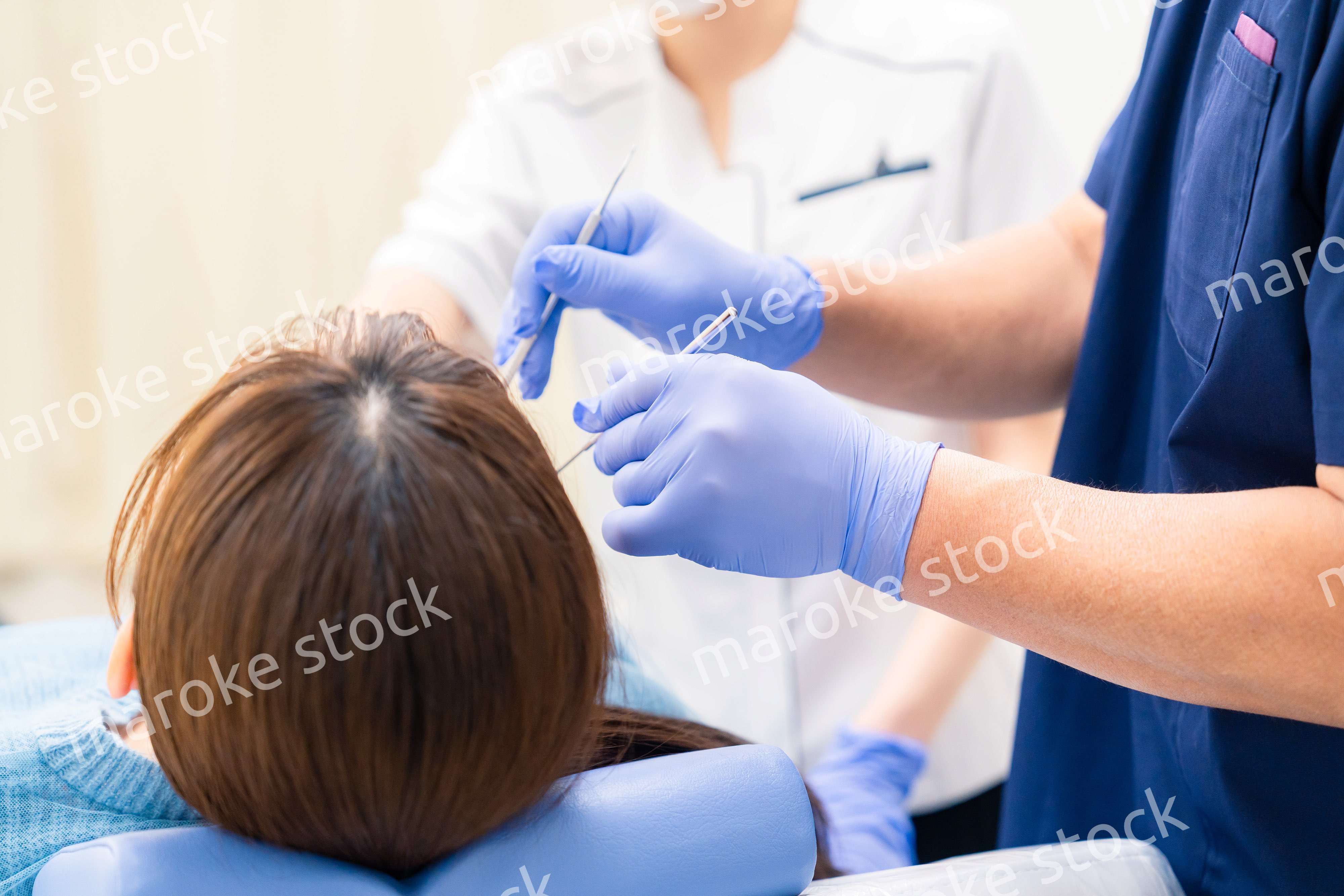 歯科治療をする歯医者の男性