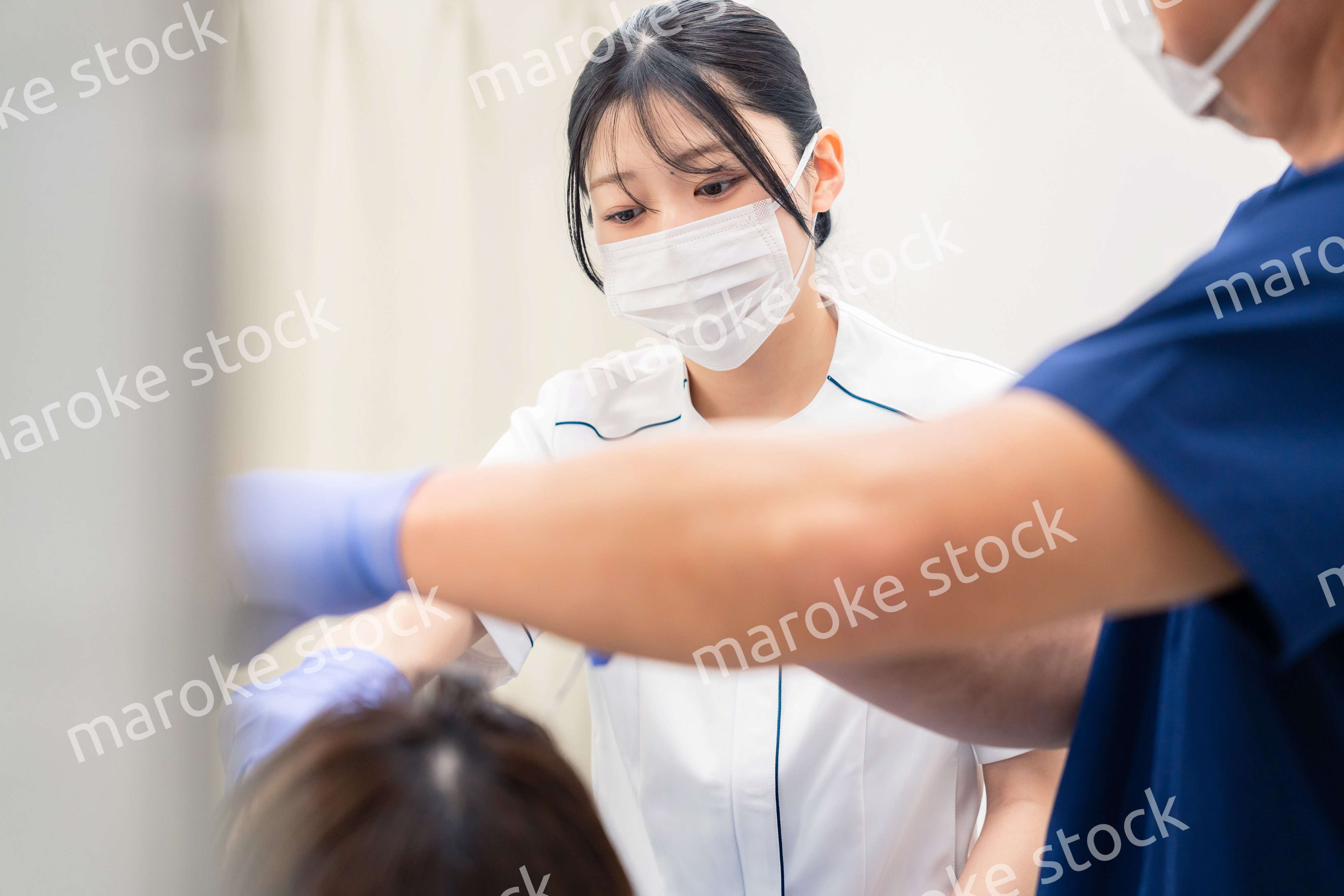 歯科で働く歯科助手の女性