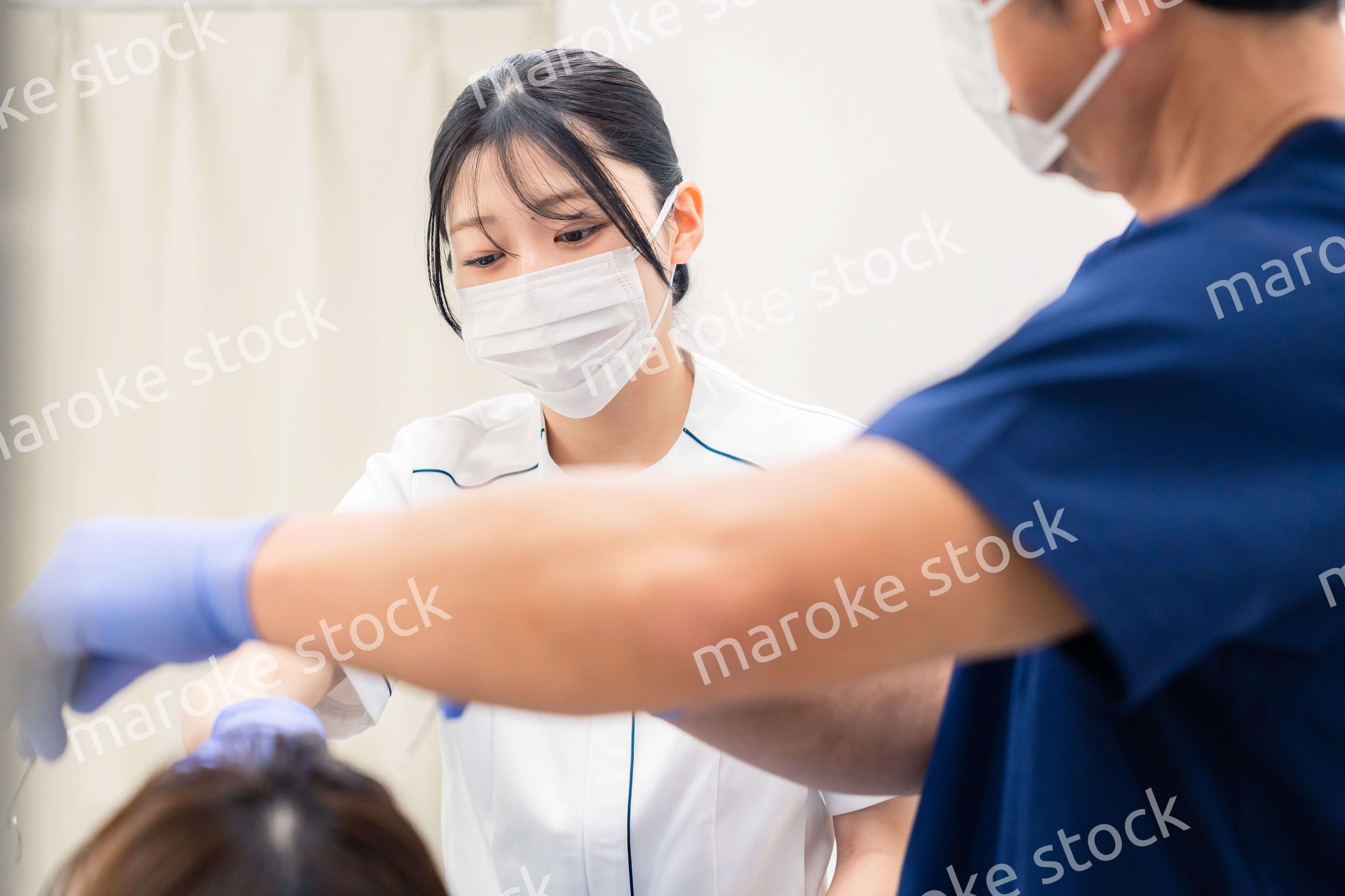 歯科で働く歯科助手の女性