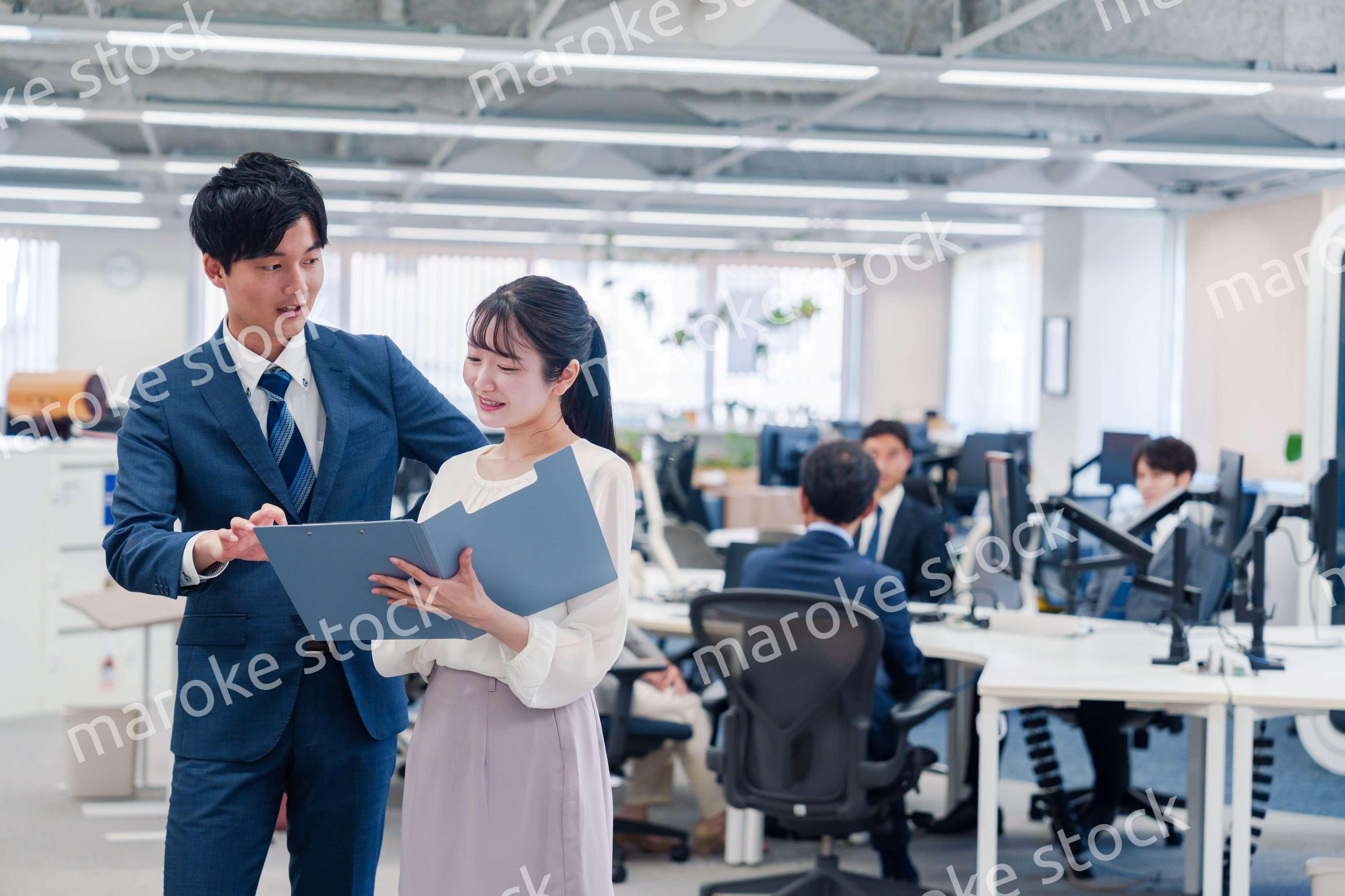 オフィスで先輩に相談をする若い女性