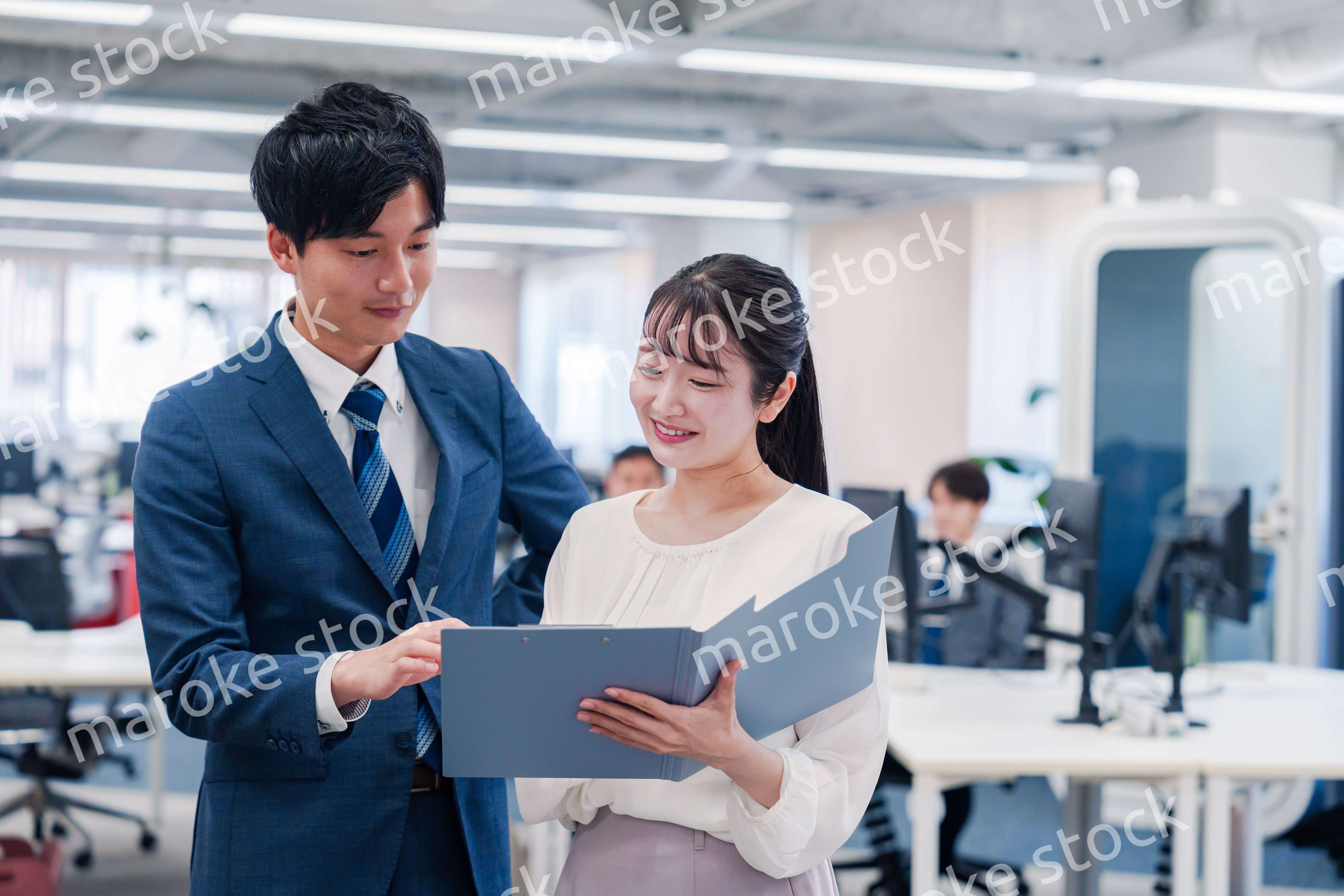 オフィスで先輩に相談をする若い女性