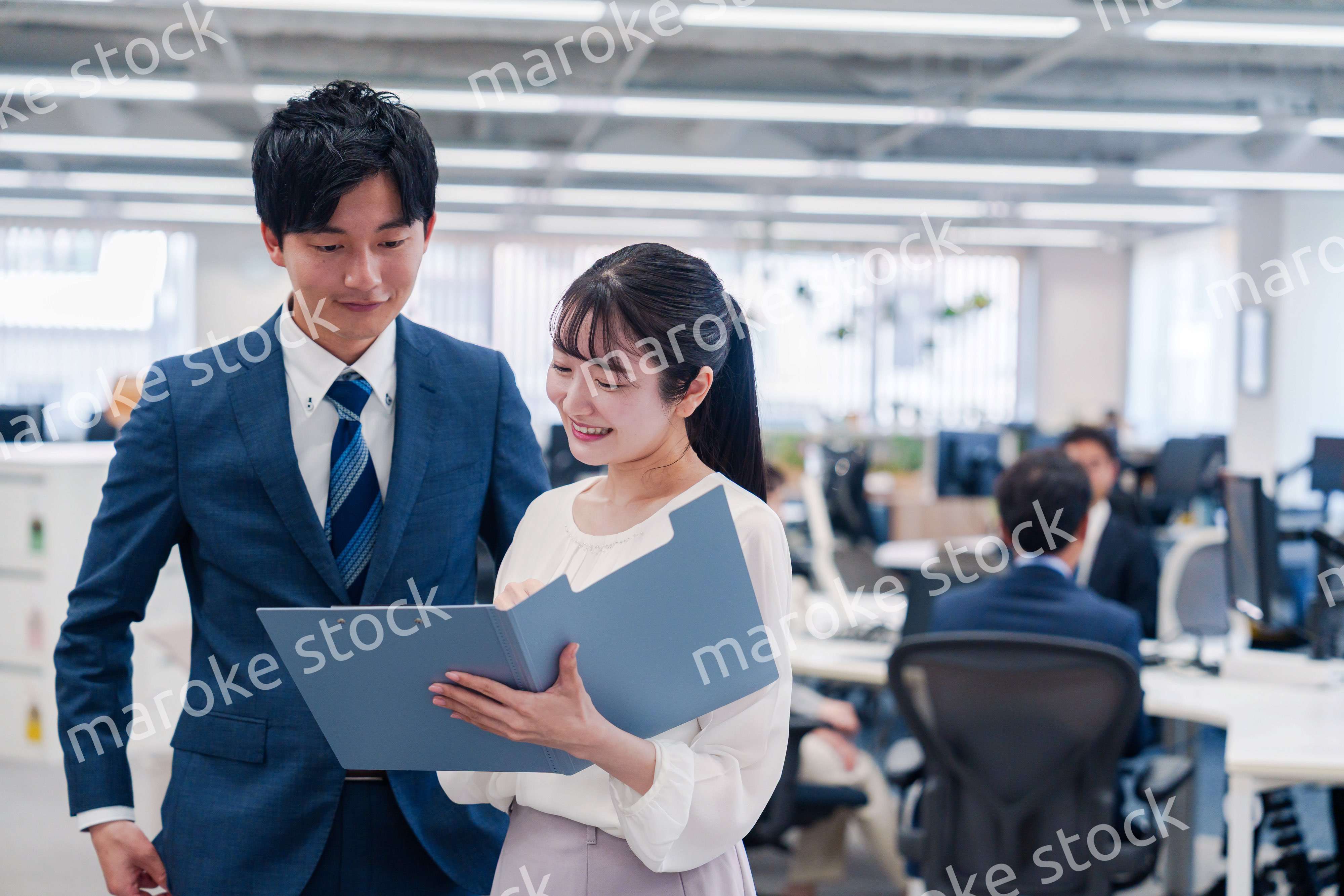 オフィスで先輩に相談をする若い女性