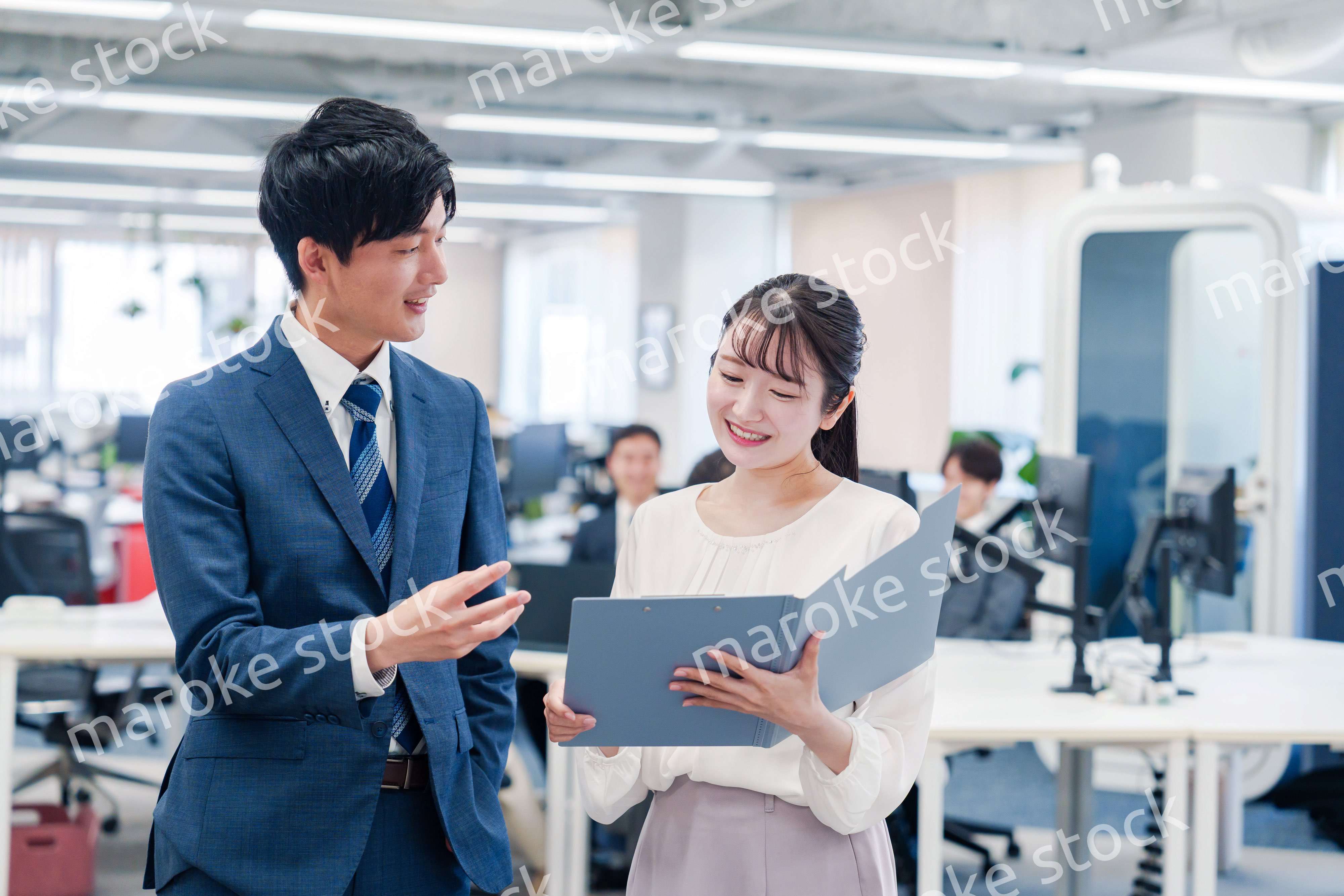 オフィスで先輩に相談をする若い女性