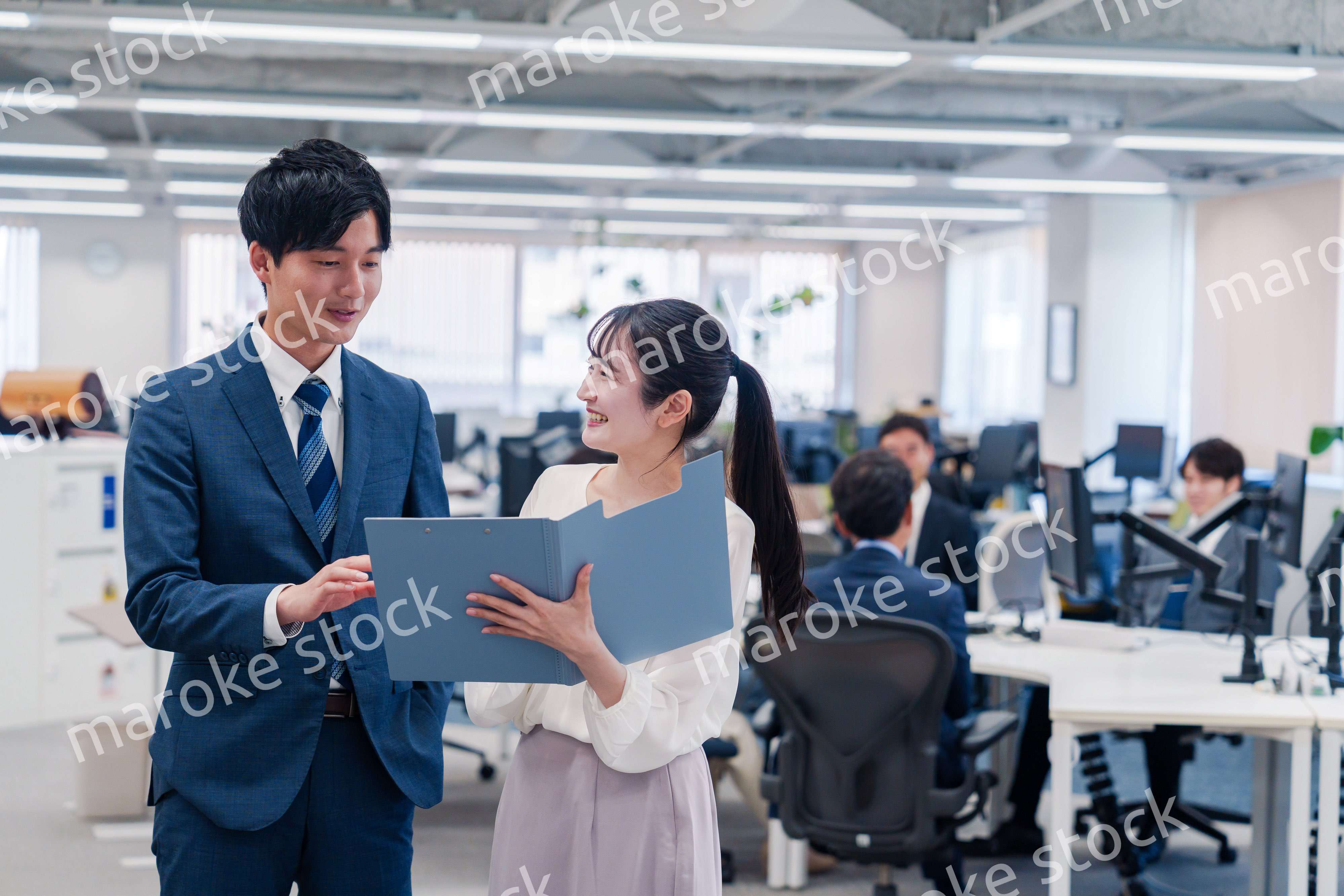 オフィスで先輩に相談をする若い女性