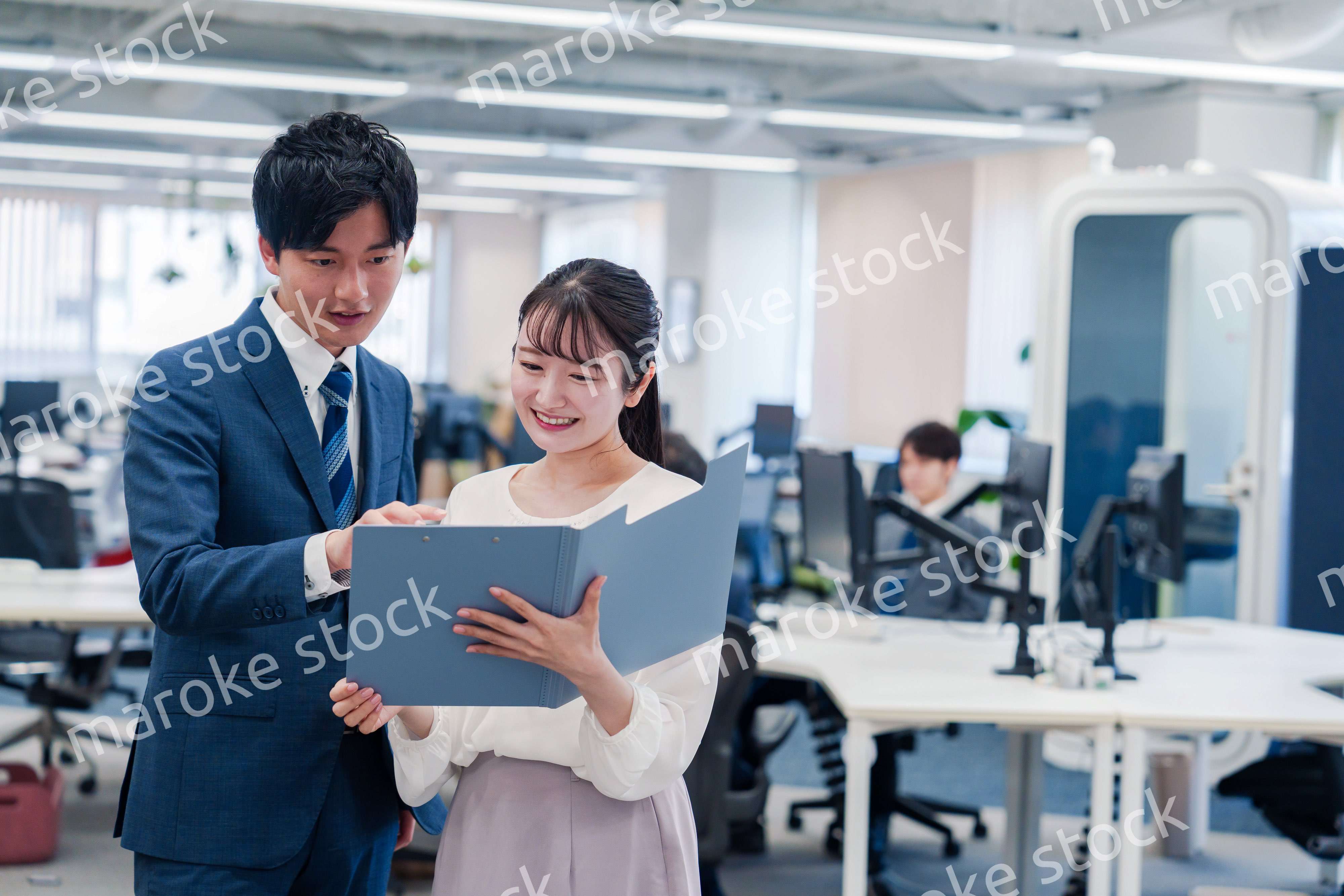 オフィスで先輩に相談をする若い女性