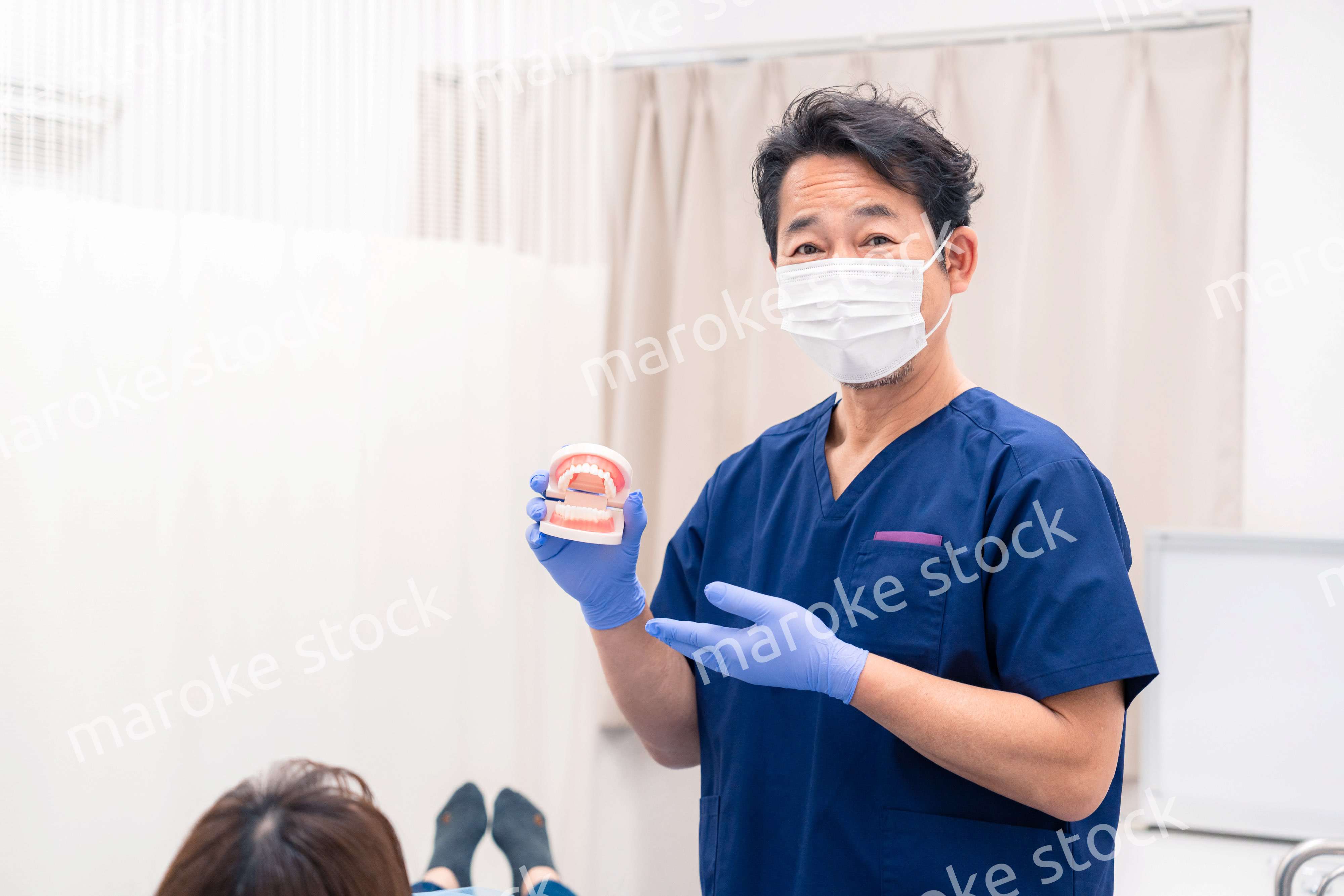 中年のデンタルクリニックの男性ドクター