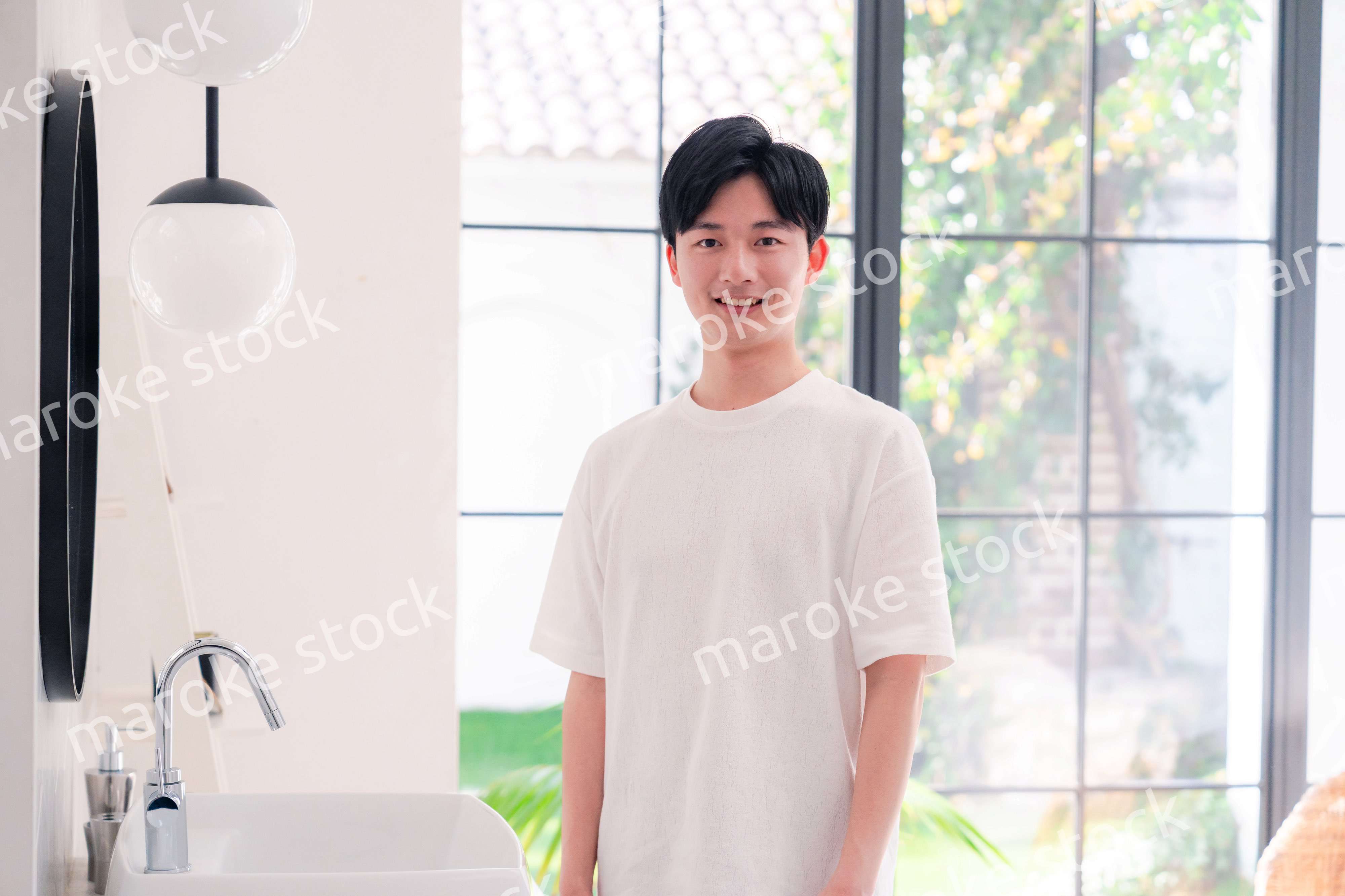 洗面所で身だしなみを整える若い男性