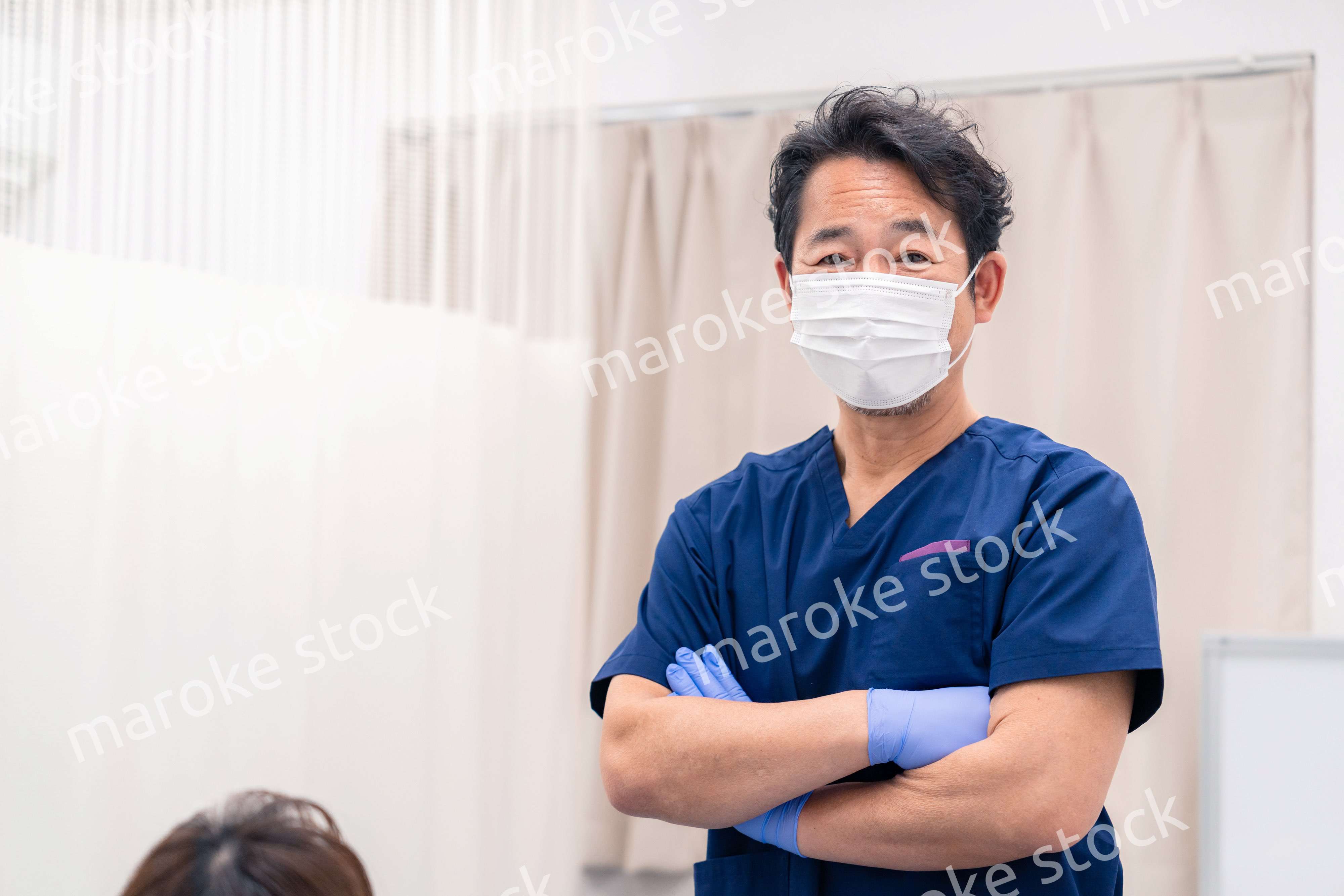 中年のデンタルクリニックの男性ドクター