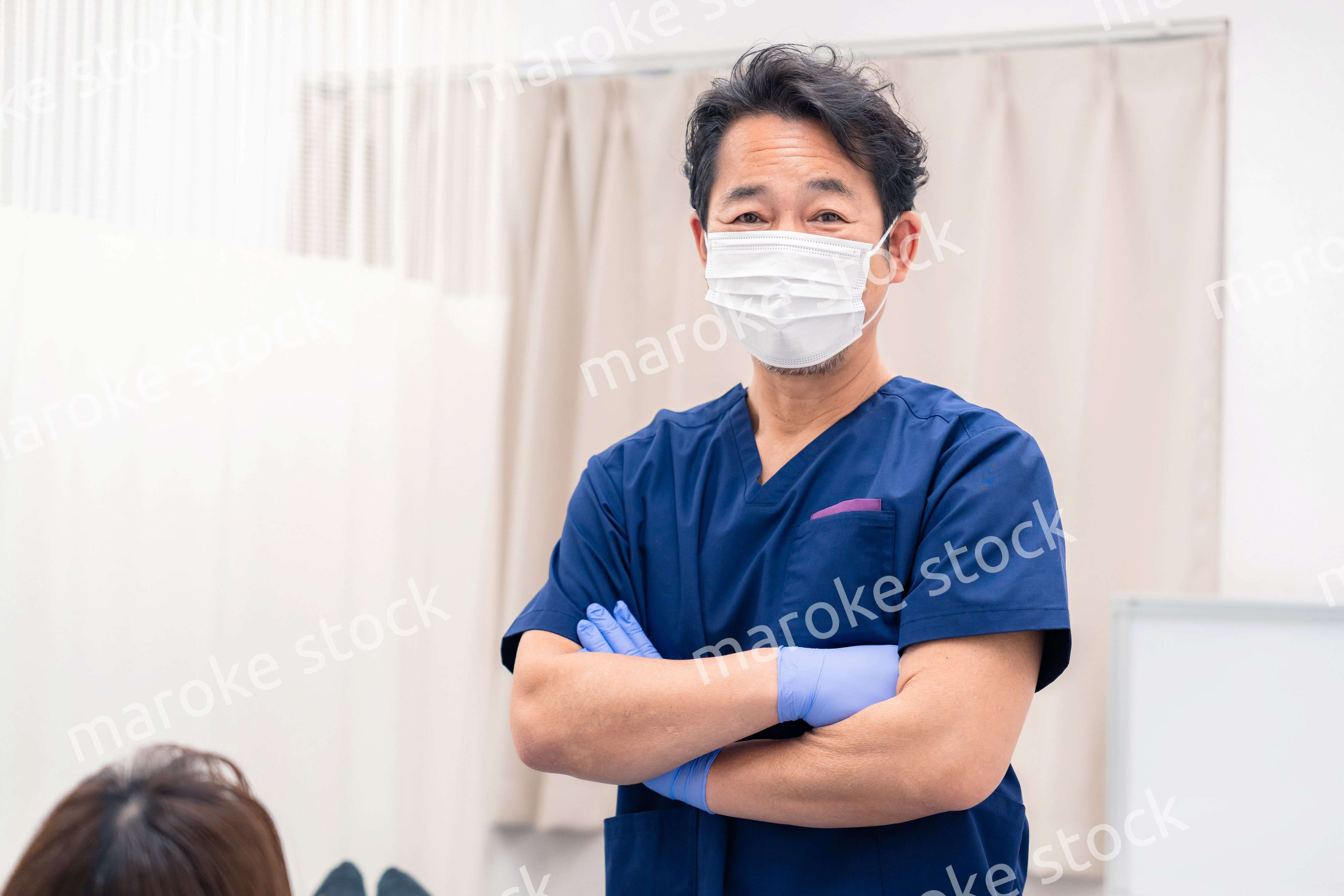 中年のデンタルクリニックの男性ドクター