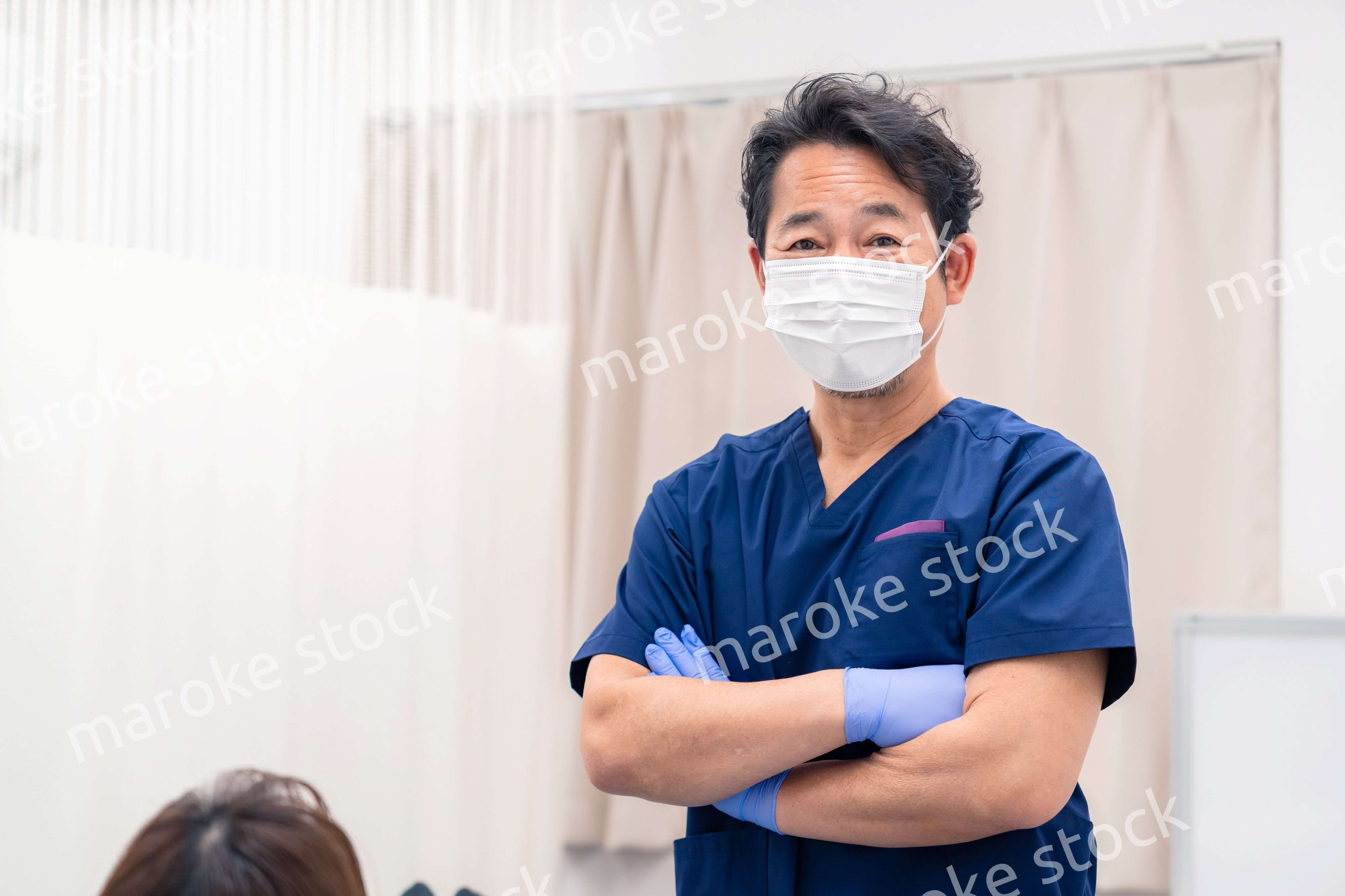 中年のデンタルクリニックの男性ドクター