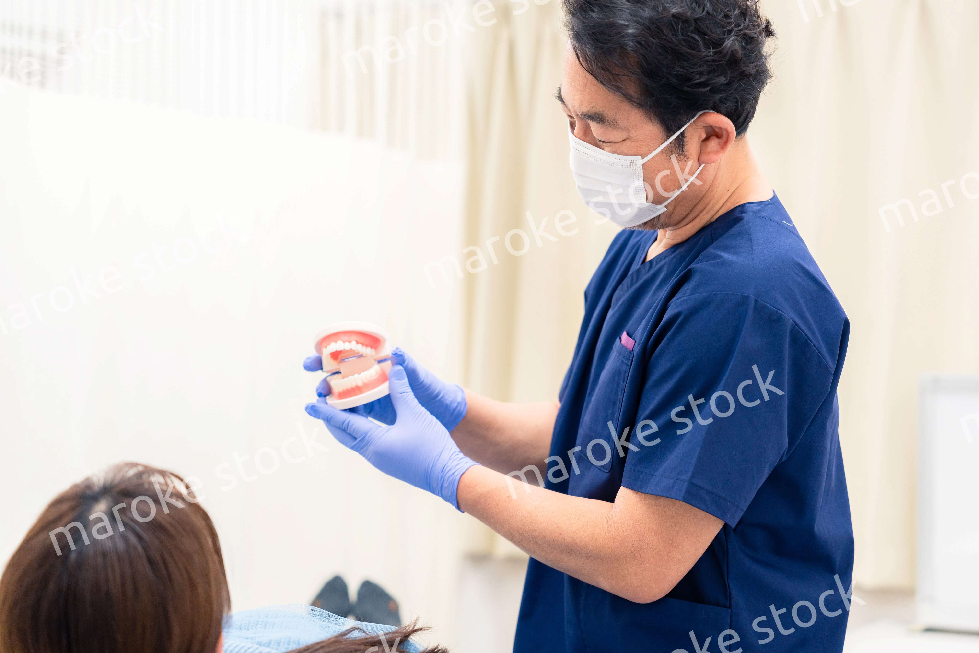 患者に治療方針を説明する歯科医師