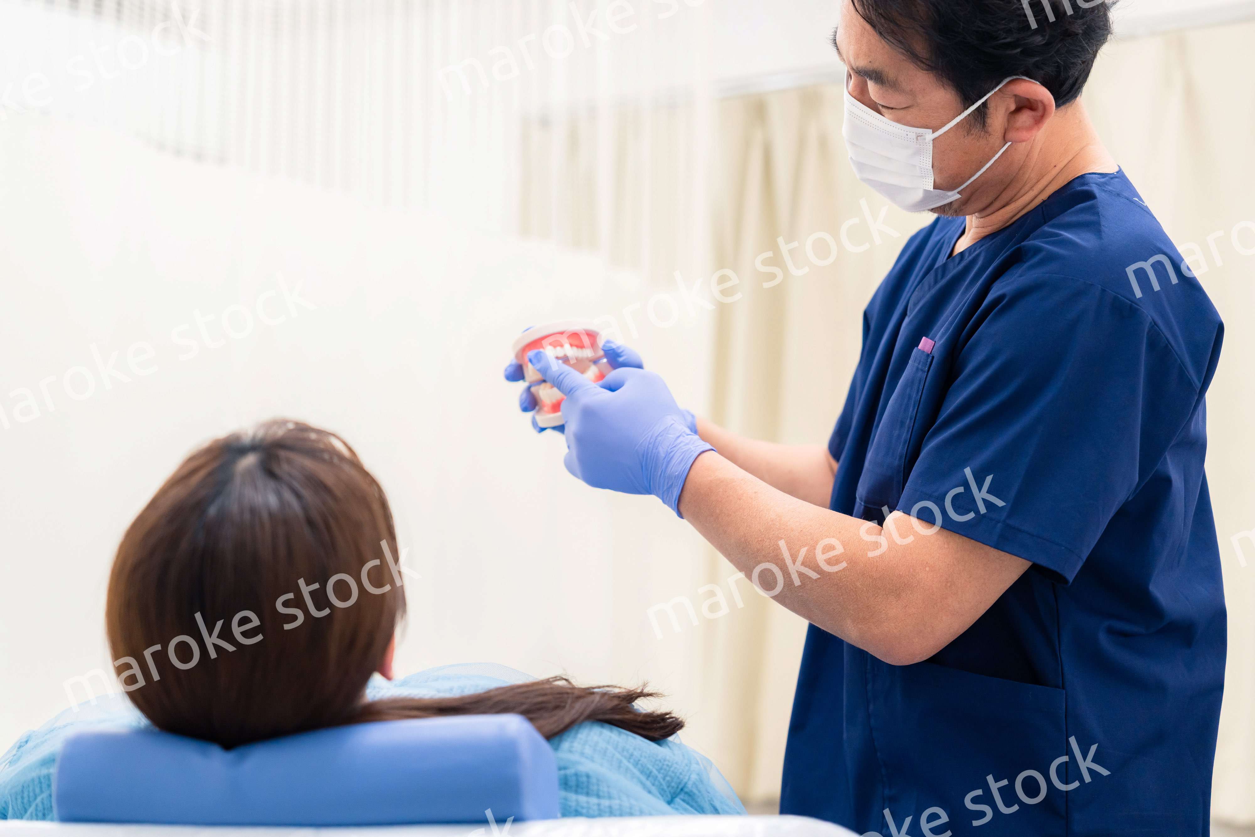 患者に治療方針を説明する歯科医師