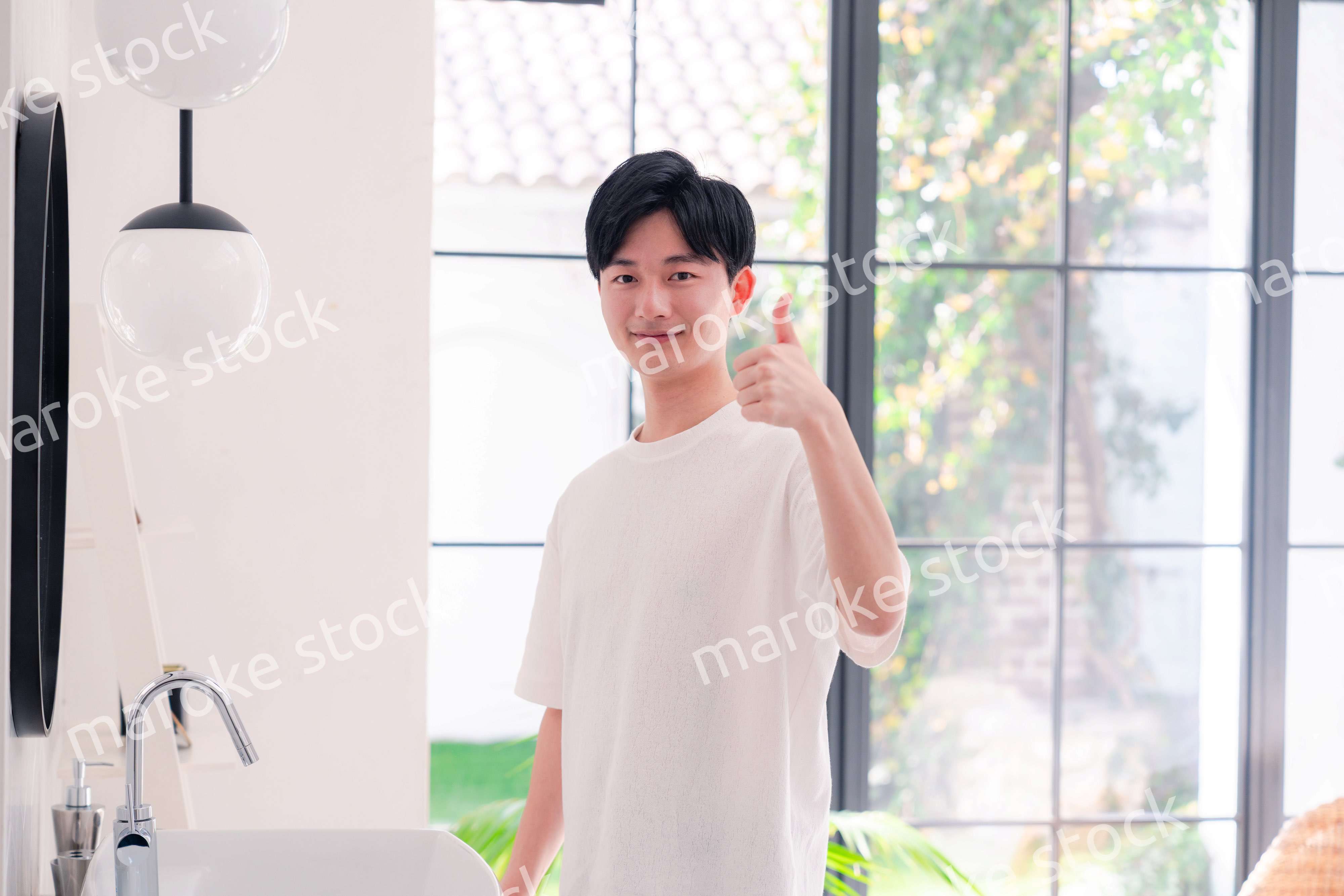 洗面所で身だしなみを整える若い男性