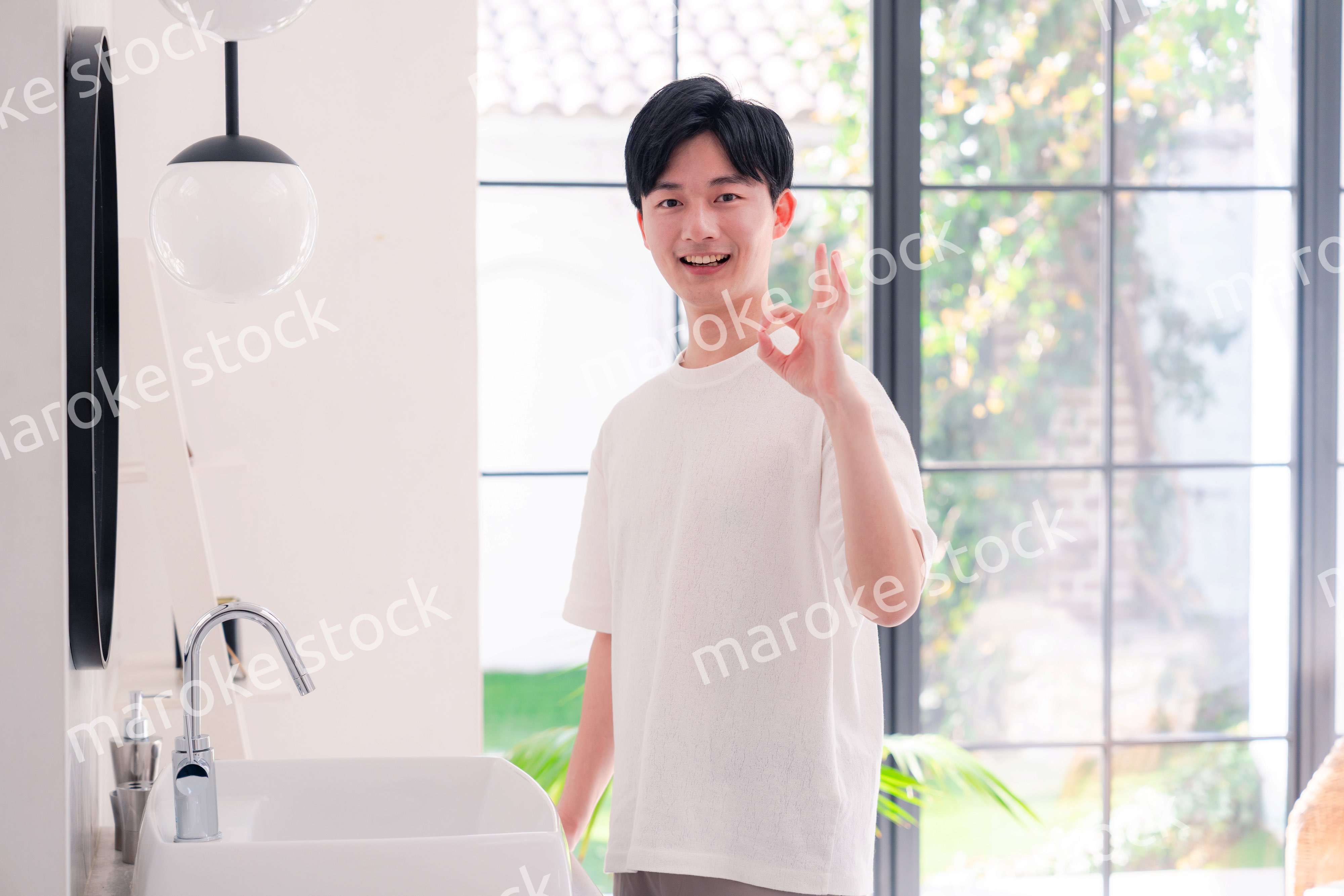 洗面所で身だしなみを整える若い男性