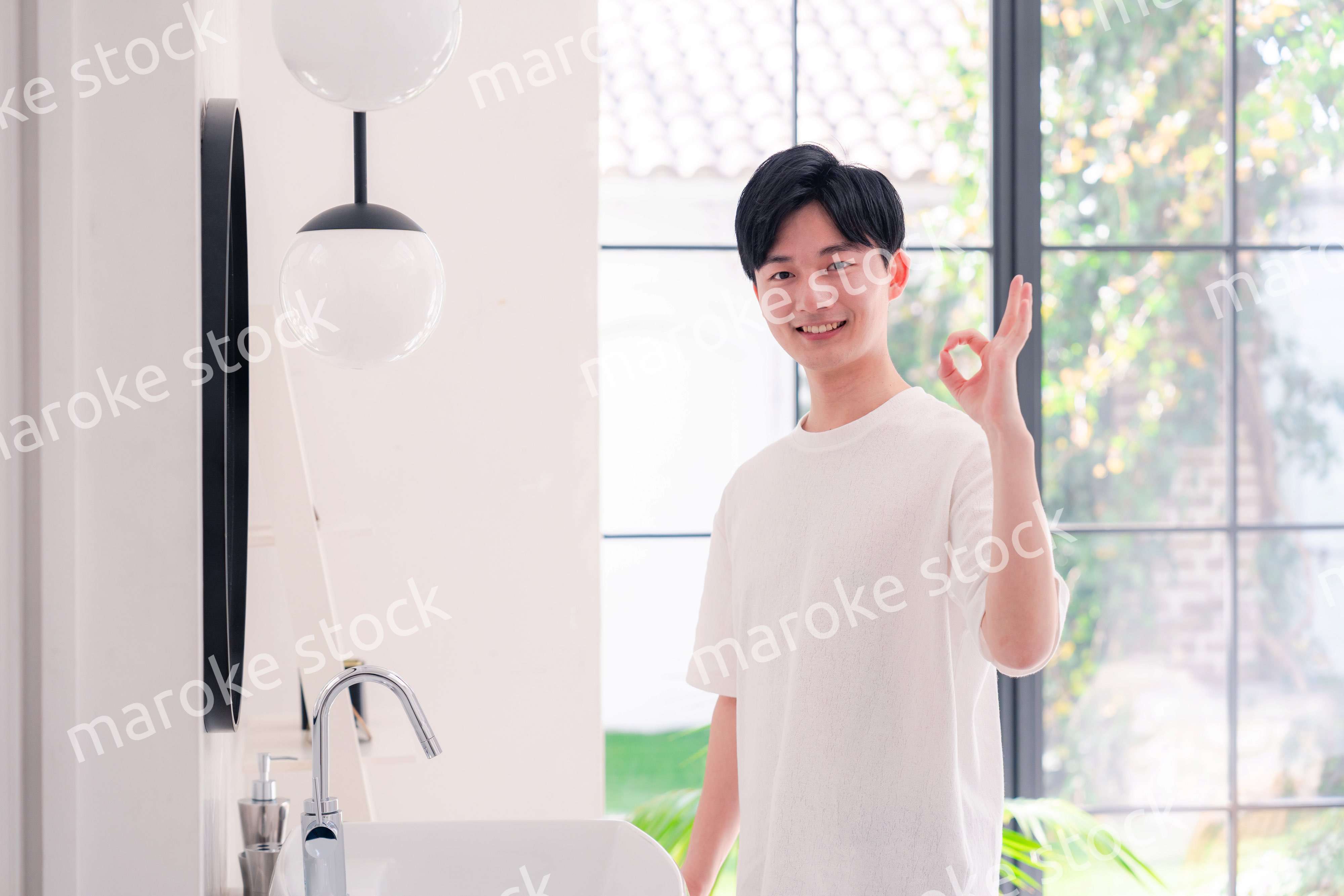 洗面所で身だしなみを整える若い男性