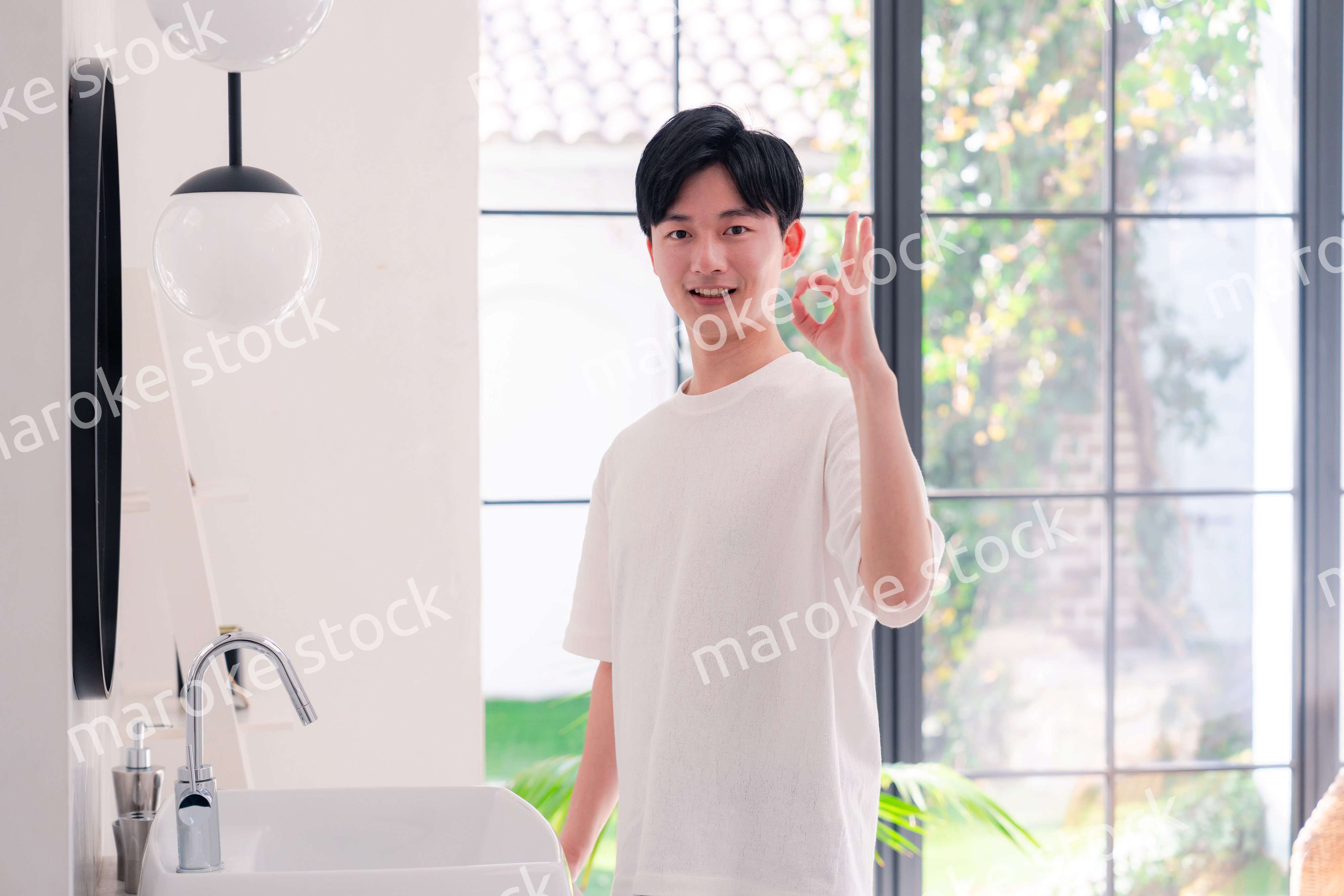 洗面所で身だしなみを整える若い男性