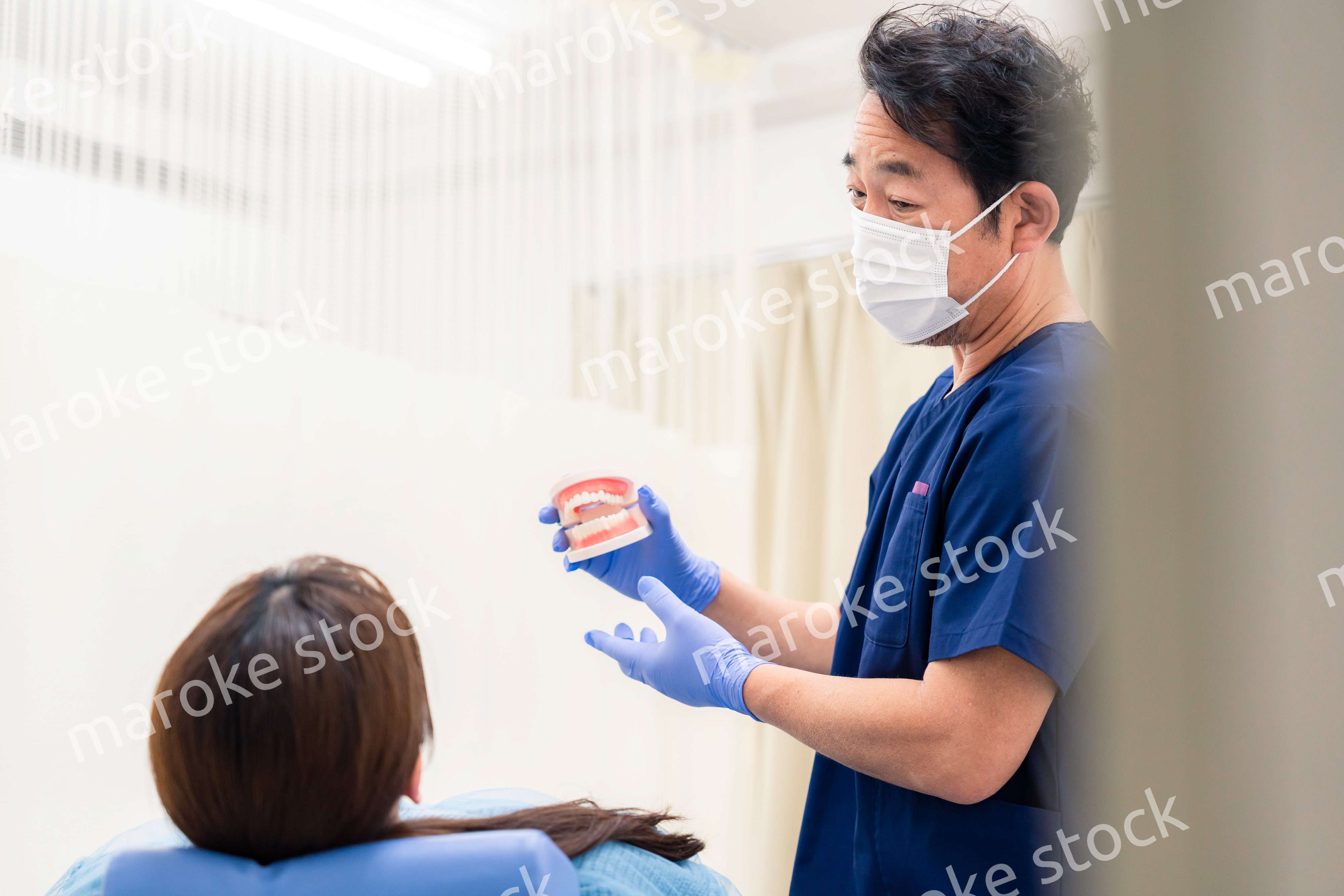 患者に治療方針を説明する歯科医師