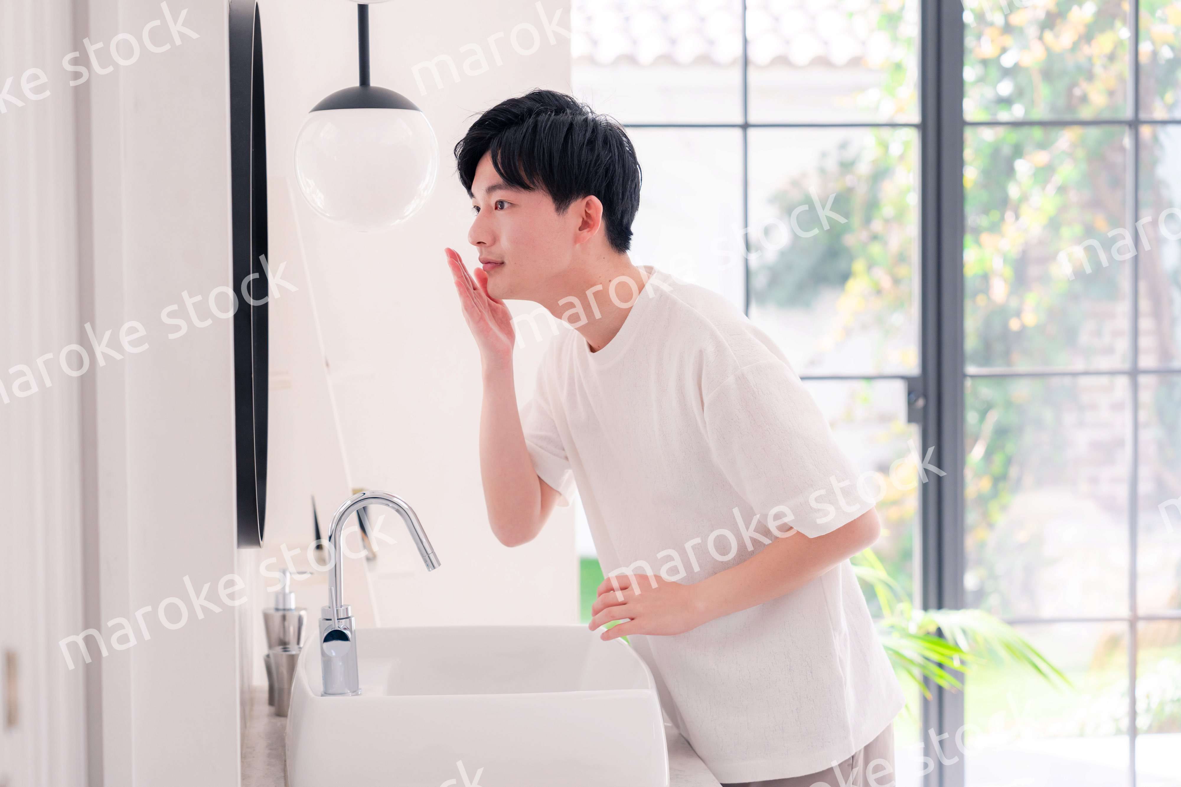 洗面所で身だしなみを整える若い男性