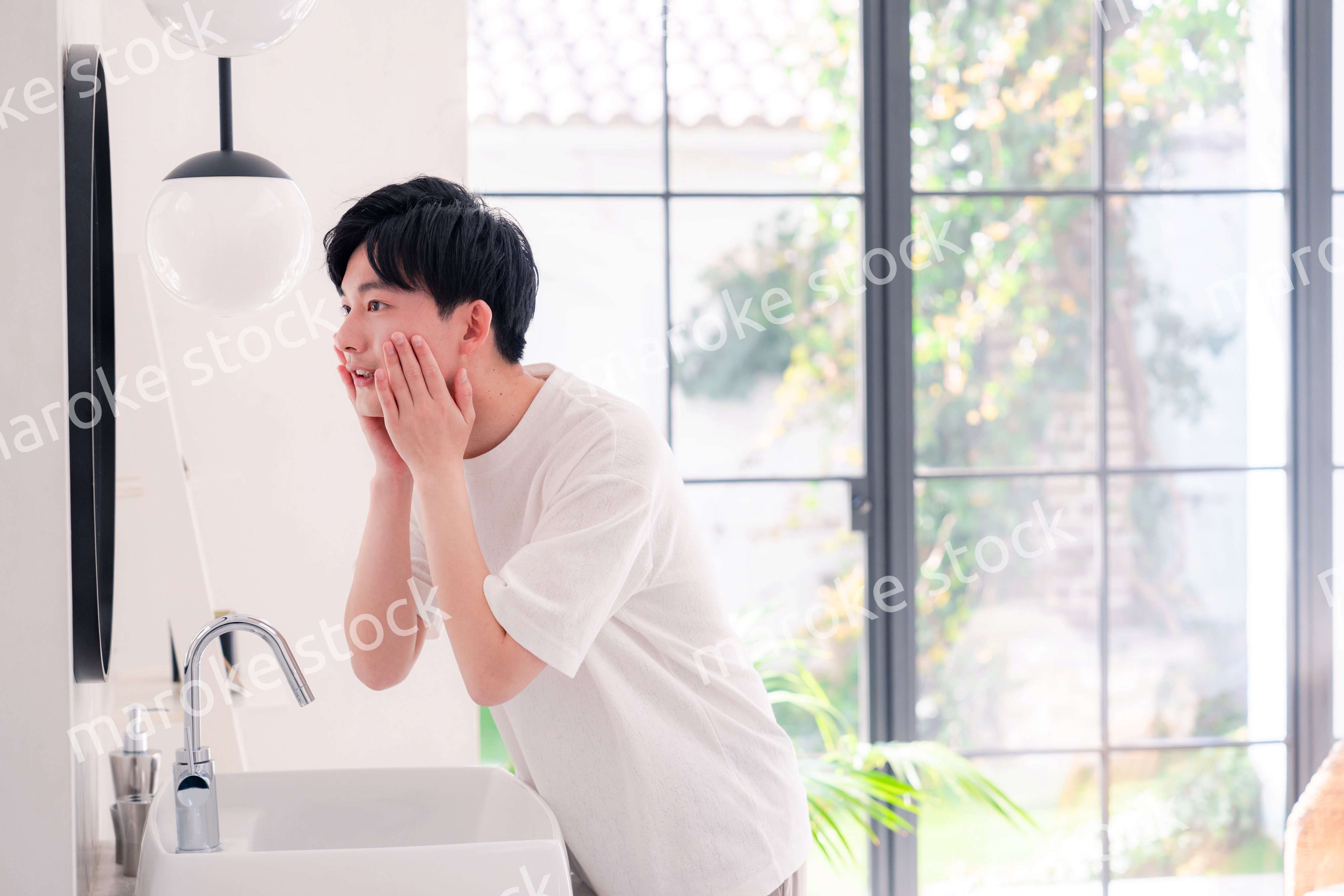 洗面所で身だしなみを整える若い男性